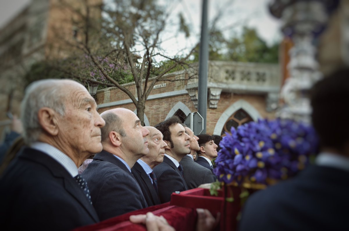 ateneodesevilla's tweet photo. 🔵 REPRESENTACIÓN ||

En la tarde de hoy, una representación del Excmo. Ateneo de Sevilla, formada por su presidente D. Emilio A. Boja Malavé, el Secretario General D. Fernando Fabiani Romero, el Tesorero D. José María Toribio, la Vicesecretaria D.ª Aurora Hermosilla y el presidente de la Sección de Geografía e Historia D. Pablo Borrallo, ha acompañado al Santísimo Cristo de la Buena Muerte, de la @hermandaddelahiniesta 

Nuestro agradecimiento a la Junta de Gobierno por permitirnos el honor de portar las andas en este momento tan significativo.

#ateneodesevilla