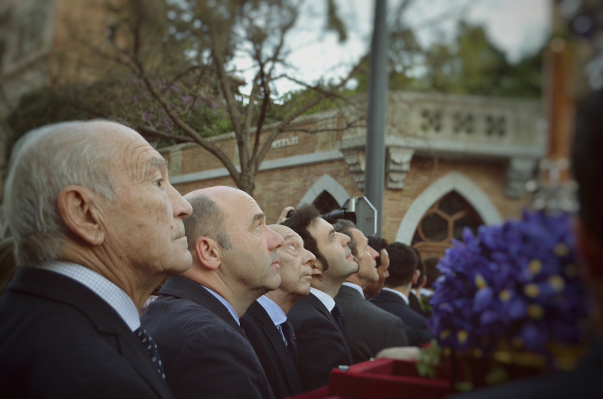 ateneodesevilla's tweet photo. 🔵 REPRESENTACIÓN ||

En la tarde de hoy, una representación del Excmo. Ateneo de Sevilla, formada por su presidente D. Emilio A. Boja Malavé, el Secretario General D. Fernando Fabiani Romero, el Tesorero D. José María Toribio, la Vicesecretaria D.ª Aurora Hermosilla y el presidente de la Sección de Geografía e Historia D. Pablo Borrallo, ha acompañado al Santísimo Cristo de la Buena Muerte, de la @hermandaddelahiniesta 

Nuestro agradecimiento a la Junta de Gobierno por permitirnos el honor de portar las andas en este momento tan significativo.

#ateneodesevilla