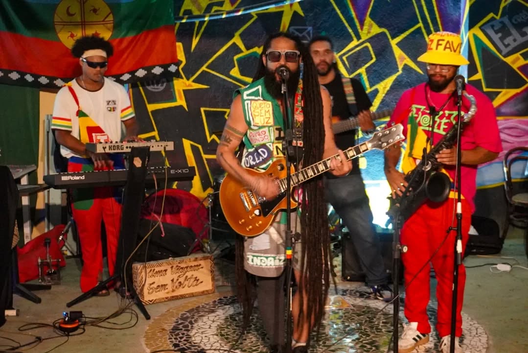 Indaizoficial's tweet photo. 📣 Salve FAVELAS &amp; ALDEIAS

📸 @gatopreto_r.e.poesias
Domingo (22/2) vai rolar o MAPU FEST, evento teste do primeiro festival de música independente na Casa Mapunewen. Com sons dos brabxs:
@buchecha_dj
@__donnamc
@rogerbiond1
@piritubano
@indaizoficial
@litohiphop
@casamapunewen https://t.co/7ngB0TU3qB