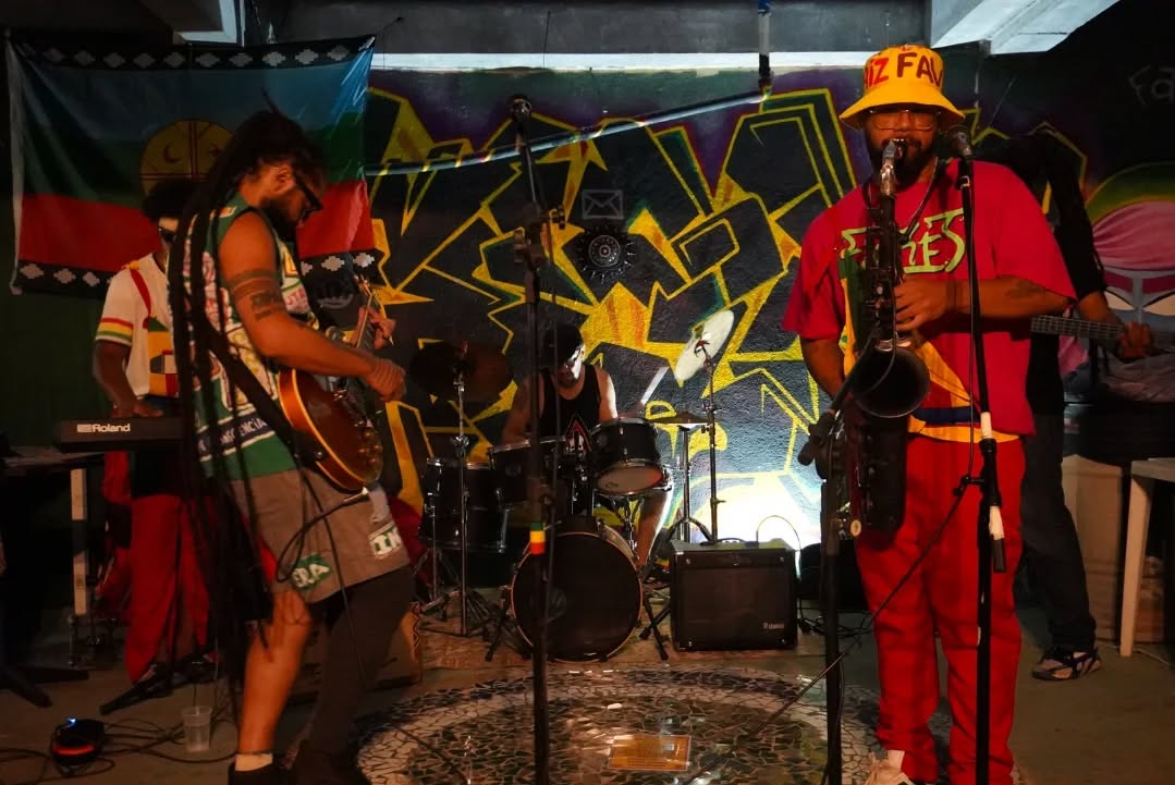 Indaizoficial's tweet photo. 📣 Salve FAVELAS &amp; ALDEIAS

📸 @gatopreto_r.e.poesias
Domingo (22/2) vai rolar o MAPU FEST, evento teste do primeiro festival de música independente na Casa Mapunewen. Com sons dos brabxs:
@buchecha_dj
@__donnamc
@rogerbiond1
@piritubano
@indaizoficial
@litohiphop
@casamapunewen https://t.co/7ngB0TU3qB