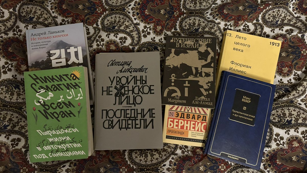 DGardym's tweet photo. Прошел почти месяц, я добралась до книг 
В этом году получилось шо-то негусто, всего 10 штук, но ладно, все равно лучше, чем ноль 
На фото: кусочек книг https://t.co/Omj4srmJCD