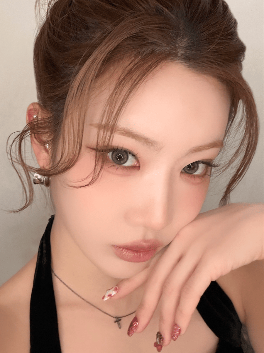 lippiehour's tweet photo. kim lip's insane face card https://t.co/2HYkHecCW8