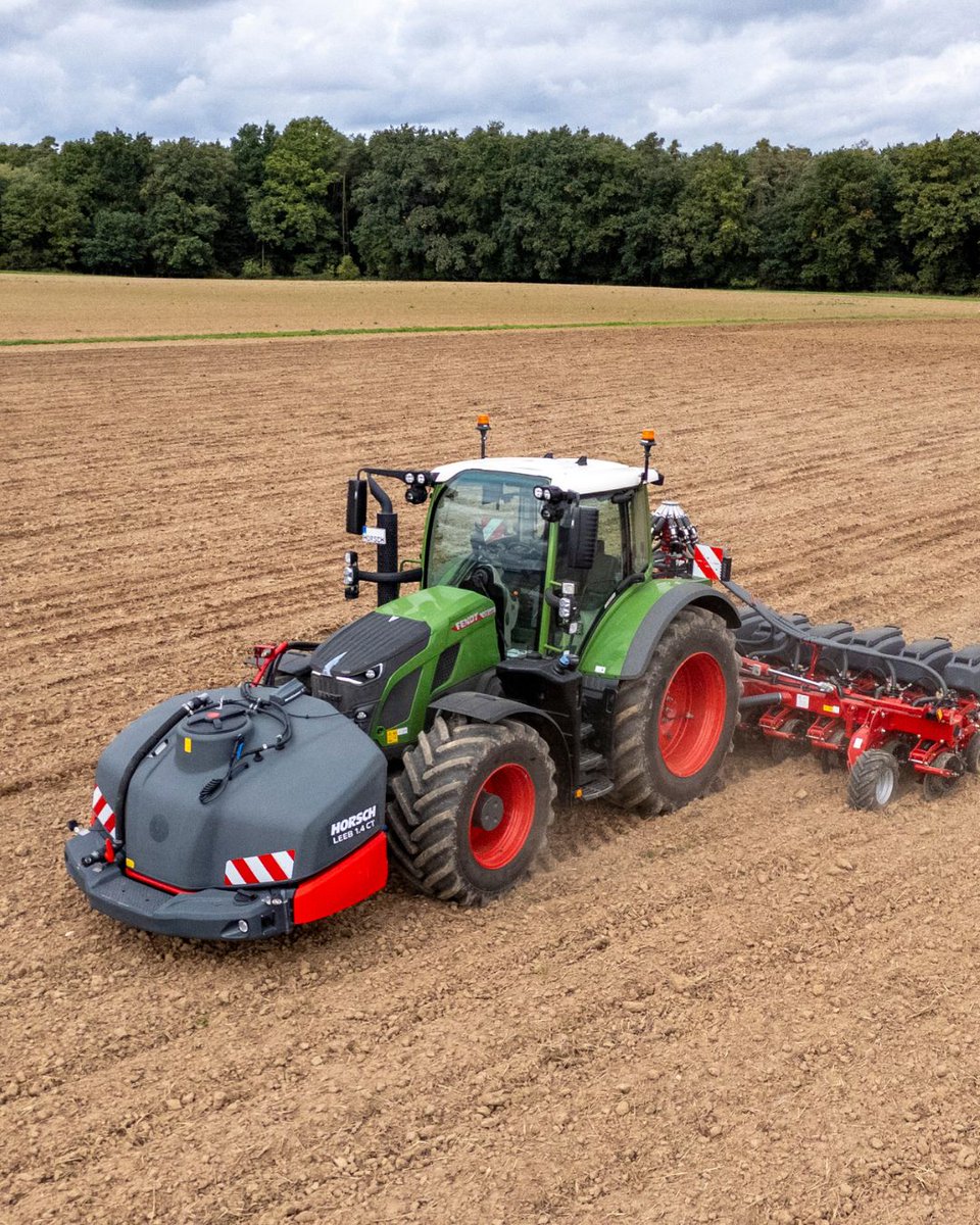 HORSCHMaschinen's tweet photo. Full flexibility at the front: the new Leeb CT 🌟
More than just an additional tank – it is your upgrade for maximum efficiency in seeding and plant protection.🚜🌱
Whether fertilising or dressing – the Leeb CT delivers performance exactly where it is required.🎯
#HORSCH #Leeb https://t.co/XiDlaxDWiw