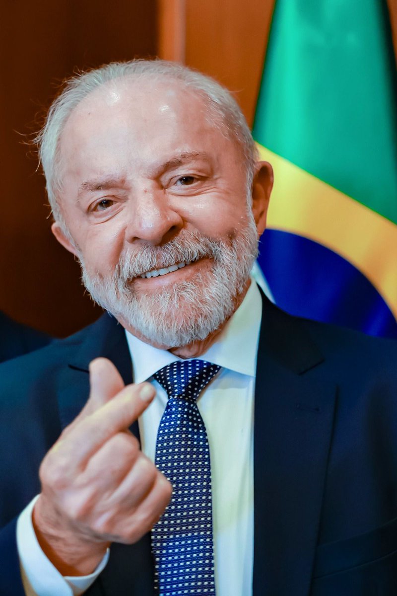 lulaverso's tweet photo. Lula na Coreia + presente do Jin = o Brasil fazendo barulho no mundo de novo. Mic Drop diplomático. 🎤💜 https://t.co/eGlFA39dtS