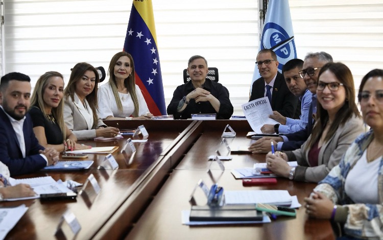 #DENUNCIA Es gravísimo lo que está ocurriendo hoy en los tribunales de terrorismo en Caracas!! No sólo no recibieron las solicitudes, mantuvieron el impedimento de designar defensa privada y la "información" que dieron a los usuarios es que fueran al <a href="/MinpublicoVEN/">Ministerio Público venezolano</a> para que sean