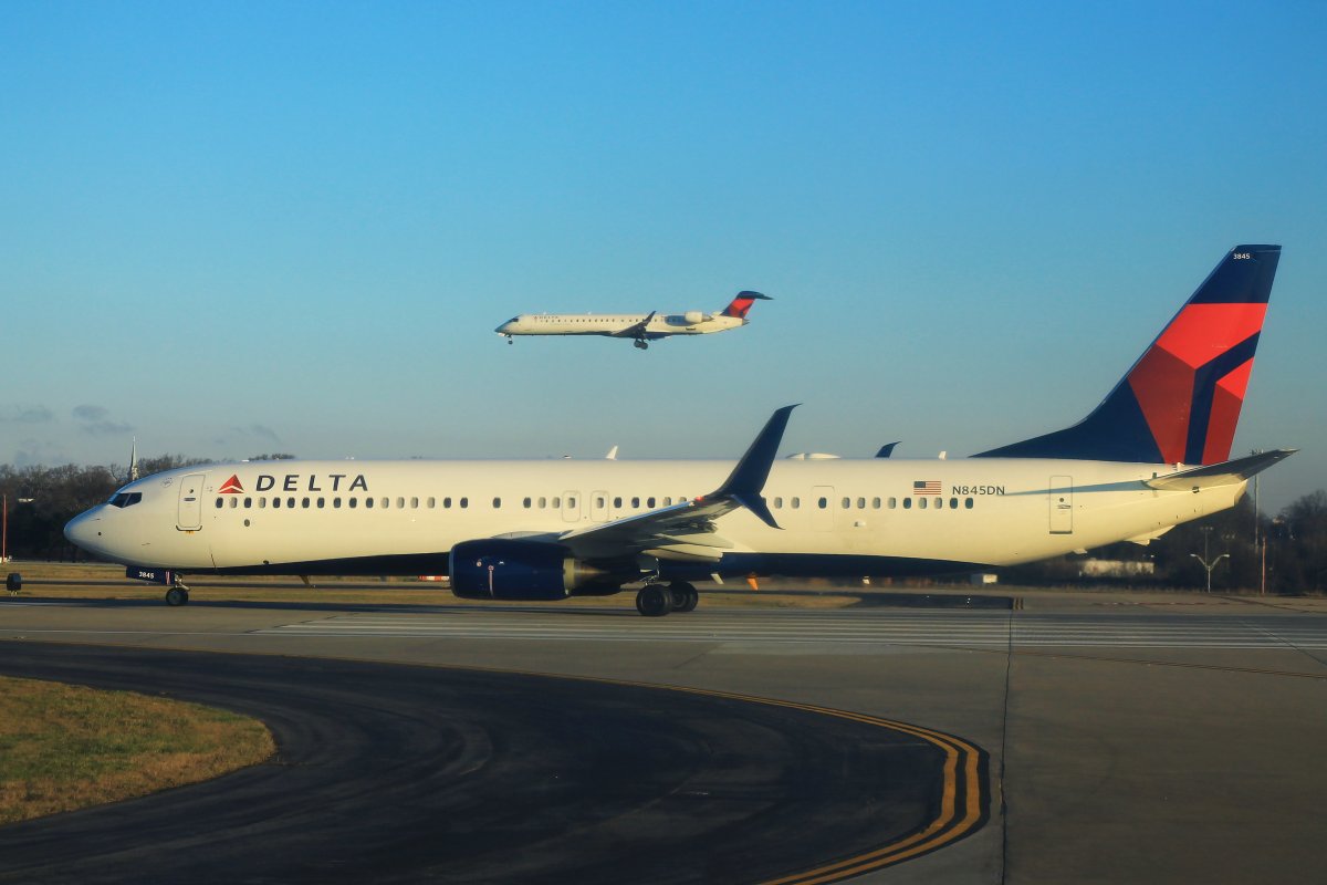 The_AvHub's tweet image. A Delta Air Lines service from Savannah to Atlanta experienced a significant engine malfunction shortly after takeoff on the evening of 22 February 2026.

Read more at The Aviation Hub!: theaviationhub.co.uk/delta-flight-s…

#DeltaAirLines #EngineFailure #Savannah #AvGeek #Atlanta