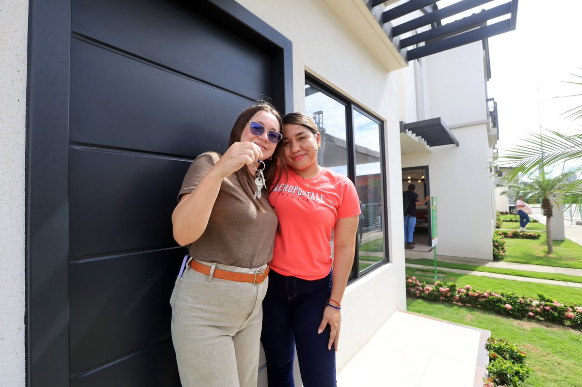No es casualidad que Karen, Elaisa, André y Luis hoy cumplan el sueño de su casa propia en Guayas. 🏡

Que más familias ecuatorianas accedan a créditos con tasas más bajas, como Miti Miti, es resultado de un trabajo firme que se transforma en vivienda, vías y empleo para el país.