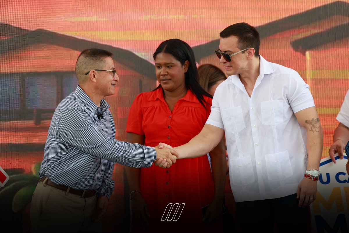Presidencia_Ec's tweet photo. No es casualidad que Karen, Elaisa, André y Luis hoy cumplan el sueño de su casa propia en Guayas. 🏡

Que más familias ecuatorianas accedan a créditos con tasas más bajas, como Miti Miti, es resultado de un trabajo firme que se transforma en vivienda, vías y empleo para el país. 🇪🇨👏