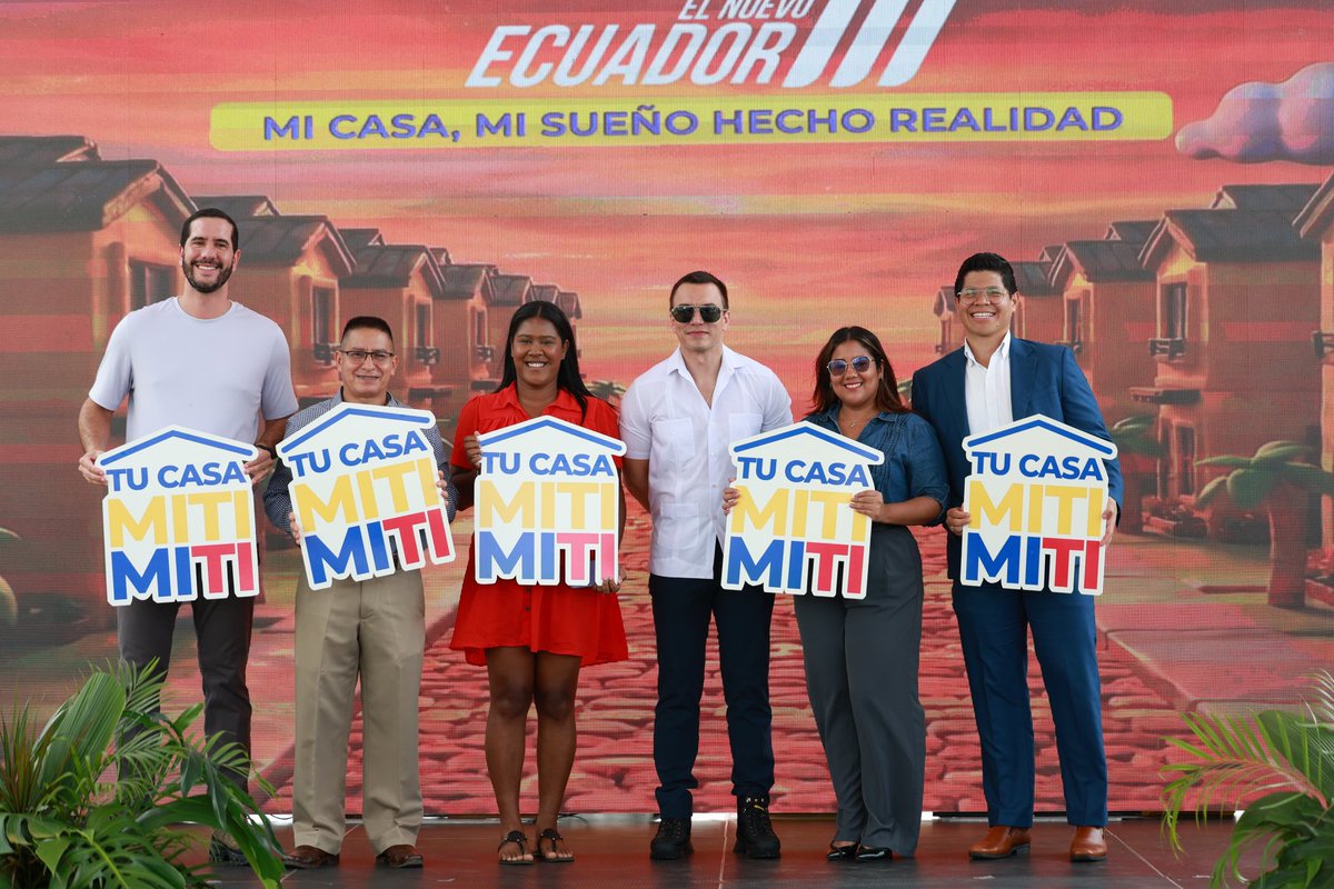 Presidencia_Ec's tweet photo. No es casualidad que Karen, Elaisa, André y Luis hoy cumplan el sueño de su casa propia en Guayas. 🏡

Que más familias ecuatorianas accedan a créditos con tasas más bajas, como Miti Miti, es resultado de un trabajo firme que se transforma en vivienda, vías y empleo para el país. 🇪🇨👏