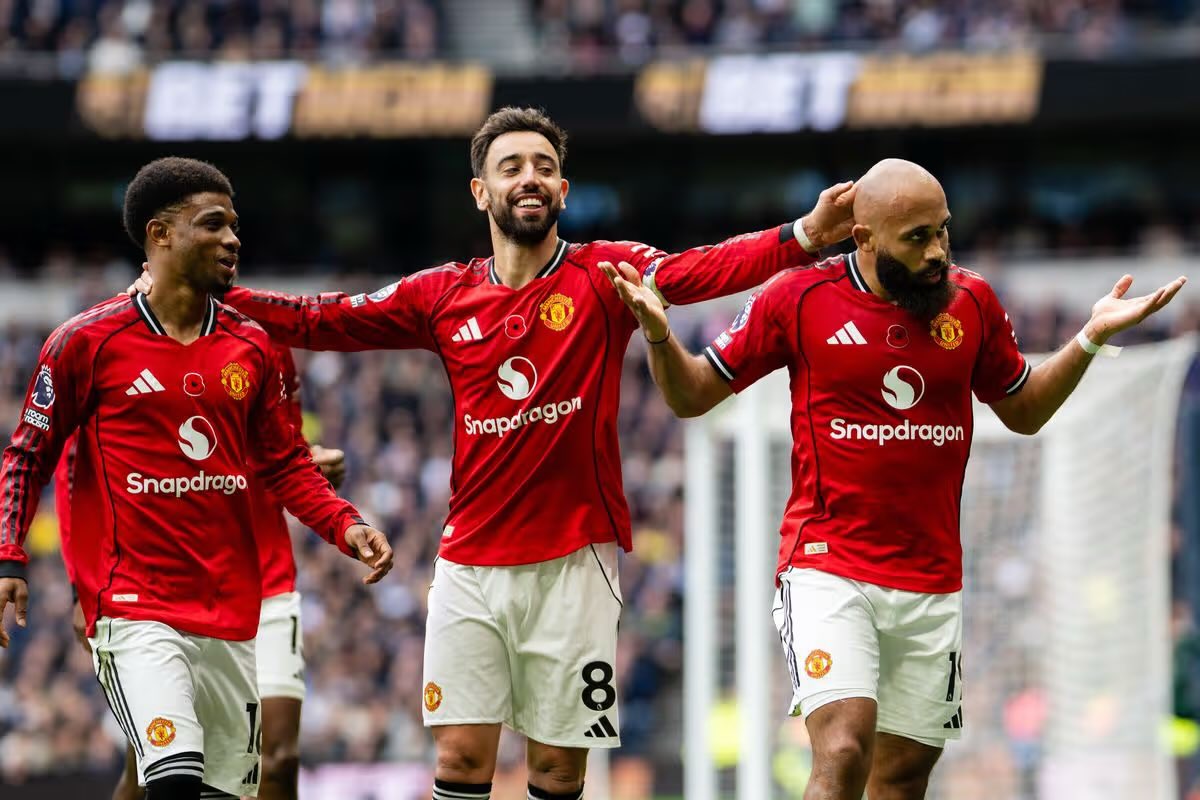 🚨 BREAKING: 

Lammens, Dalot, Maguire, Yoro, Shaw, Casemiro, Mainoo, Amad, Fernandes, Cunha, Mbeumo