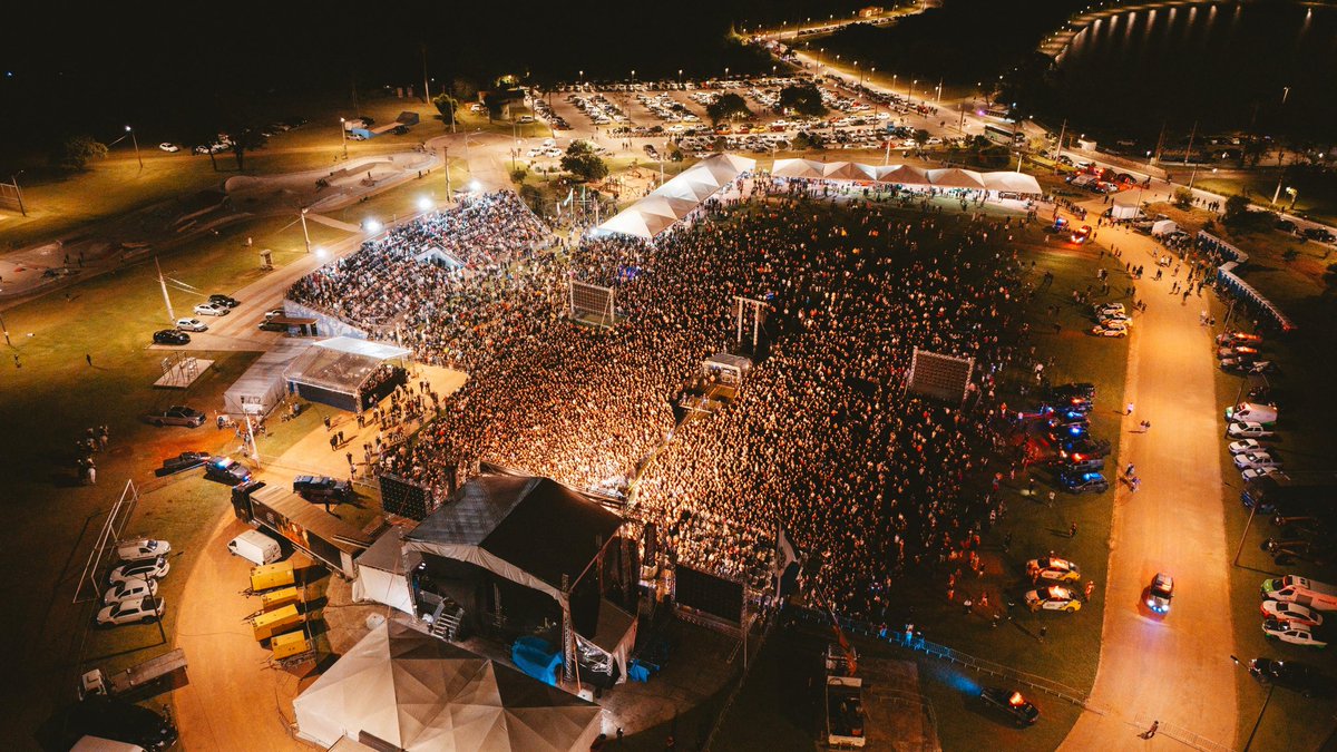 Maraisa's tweet photo. Campo Largo, Paraná, celebra os 155 anos de história, que honra e muito obrigada por ter escolhido Maiara e Maraisa pra fazer parte dessa grande festa! Espaço lotado, que energia maravilhosa, vocês deram um show à parte, que coisa linda, genteee!🎶🎤 https://t.co/ohytgLdrAO