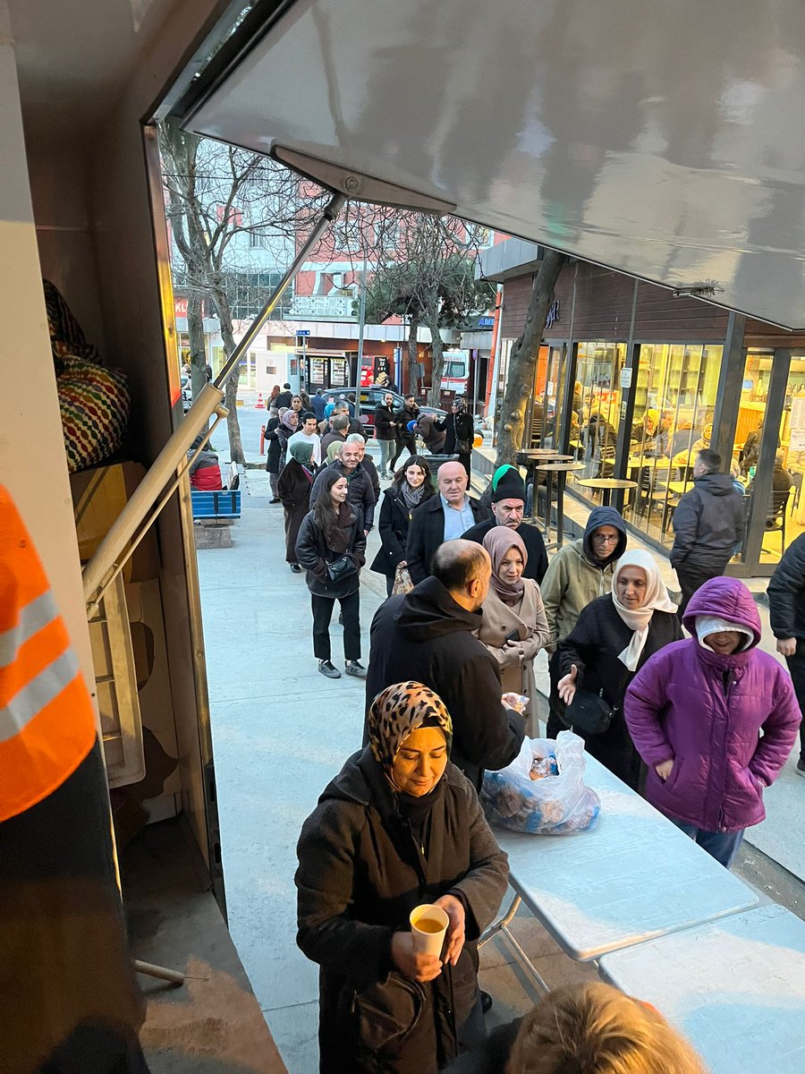 Ramazan’ın beşinci gününde, paylaşmanın ve dayanışmanın güzelliğini sahada yaşamaya devam ettik.

Bakırköy Dr. Sadi Konuk Eğitim ve Araştırma Hastanesi önünde; iftara yetişme telaşında olan vatandaşlarımıza, hasta yakınlarına ve büyük bir özveriyle görev yapan sağlık