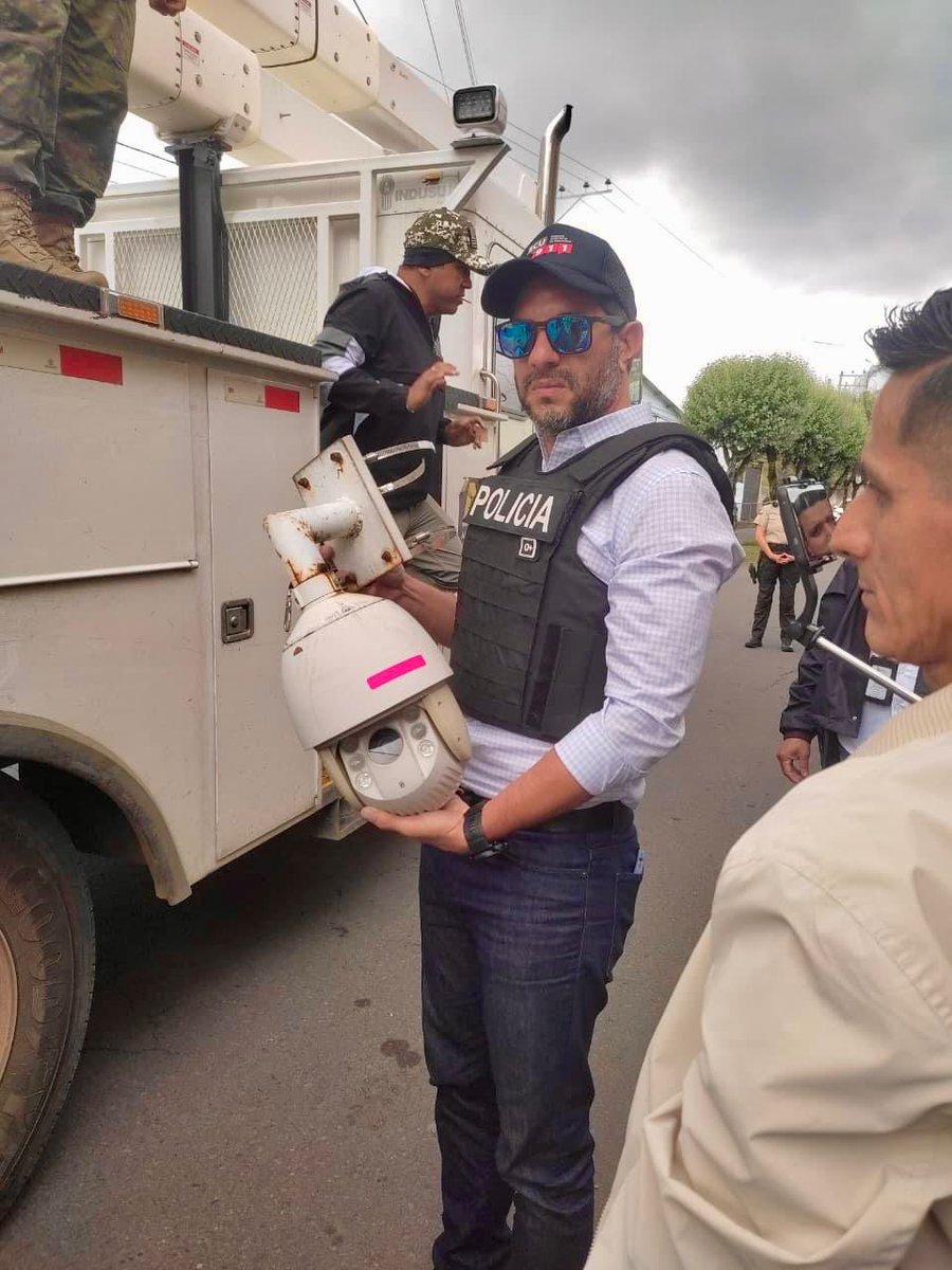 ECU911_'s tweet photo. #Hoy | El Director General del #ECU911, @JCPaladines, junto al Gobernador de Bolívar, Andrés Pozo, con el apoyo de @FFAAECUADOR  y @PoliciaEcuador, lideró el operativo de identificación y retiro de dispositivos de videovigilancia irregulares en #Guaranda, provincia de #Bolívar.

En la intervención se dieron de baja varias cámaras ubicadas en barrios y sectores estratégicos de la ciudad.

Con esta acción se fortalecen la prevención de todo tipo de riesgos, el control y la seguridad ciudadana.