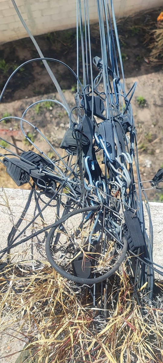 YIMoMa's tweet photo. @CRTGobMX es normal que las compañías @totalplaymx @RicardoBSalinas @infinitum @arturoelias e #izzi usen una propiedad privada para pasar y sujetar sus cables ¿?
¿Qué dependencia me puede ayudar a  qué retiren esos cables? https://t.co/4nBMrnuSsf