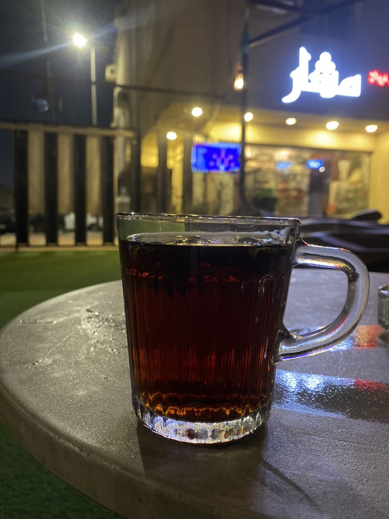 " لديّ ما يكفي من الذكريات لأشرب قهوتي وحدي في مقهى يظنّه الجميع فارغًا، لكنّه يغصُّ بالغائبين. "

- محمود درويش