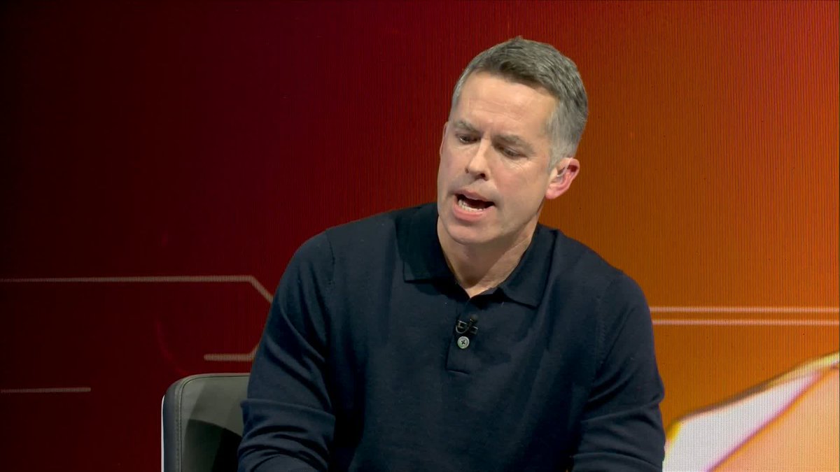 تصريحات غاري نيفيل بشأن مستقبل تدريب مانشستر يونايتد: البحث عن بديل: أعتقد أن على مانشستر يونايتد البحث عن مدرب آخر في الوقت الحالي، نظراً لعدم ضمان استمرارية النتائج الإيجابية كما أشار إدوين.. تقلص الخيارات: توقيع توماس توخيل مجدداً مع منتخب إنجلترا قلل من الخيارات المتاحة أمام النادي، وهو أمر يصب في مصلحة مايكل كاريك ولا يضر بفرصه في الحصول على الوظيفة.. شرط الحماس الجماهيري: إذا نجح كاريك في قيادة الفريق للتأهل إلى دوري أبطال أوروبا، فستكون هناك حالة من الحماس الشديد والمطالبة بضرورة تعيينه بشكل دائم.. الموقف الشخصي من كاريك: لست ضد تعيين مايكل؛ فأنا أحبه كثيراً وأقدره بشدة، وأرى أنه قام بعمل مذهل حتى الآن كونه شخصاً رائعاً ومدرباً متميزاً.. البحث عن الأفضل في الفئة: أشعر 