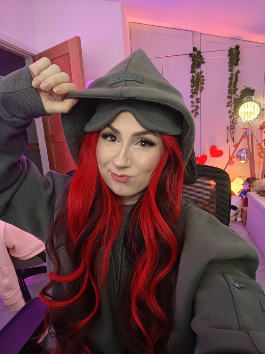 Knightenator's tweet photo. Its time for a cosy stream 💜  this week I can only stream 3 times as im suuuper busy so pls come say hi 😇 

https://t.co/B9hWi8bPoi https://t.co/mzw8m4rvnm