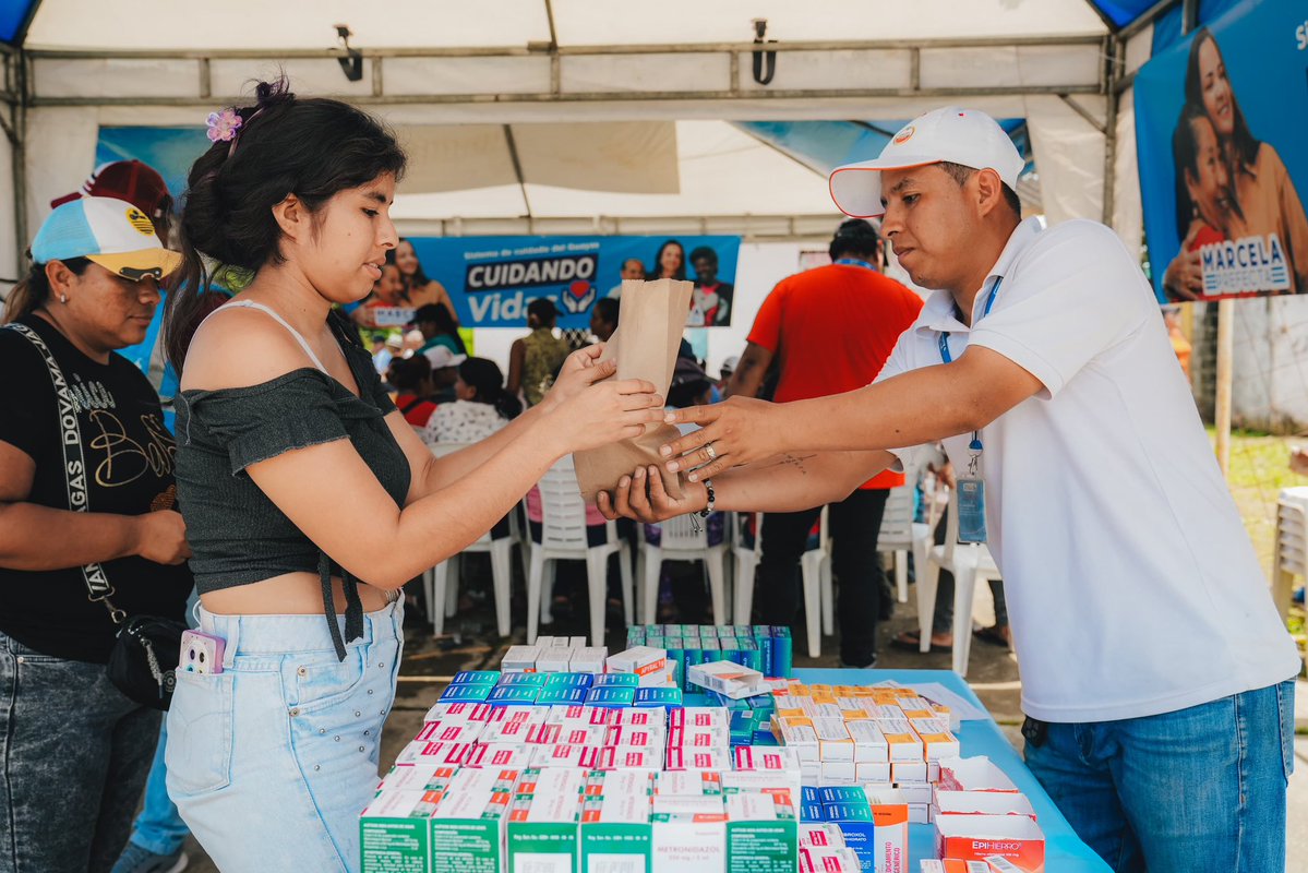 Hoy desplegamos brigadas médicas y entregamos kits de Ayuda Humanitaria y Agua Segura en: 
📍 Durán, sector Una Sola Fuerza 📍 Jujan, sector El Tránsito

La atención continúa en distintos puntos de la provincia.