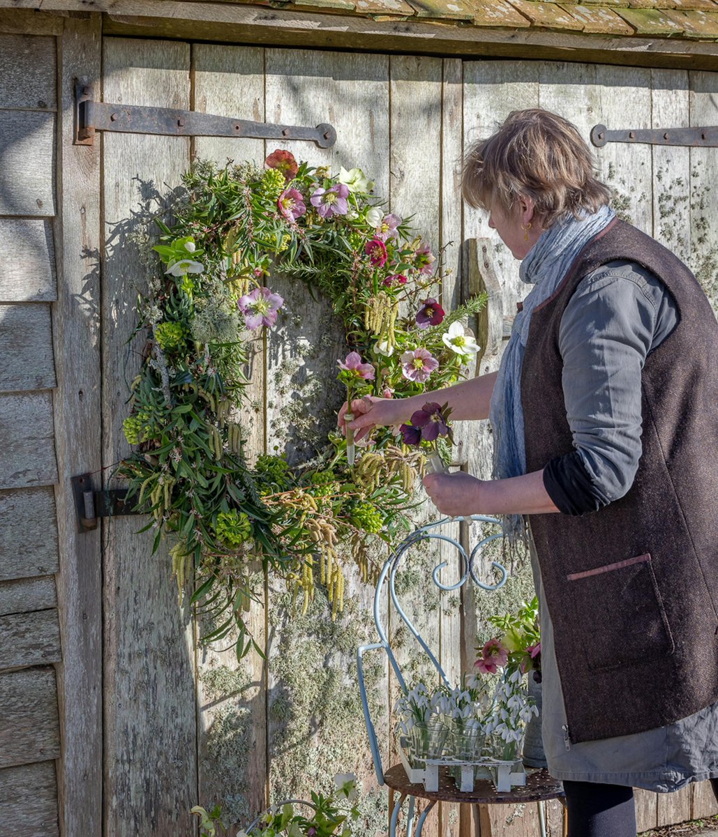 How To Create A Spring Wreath 
sarahraven.com/articles/how-t…?