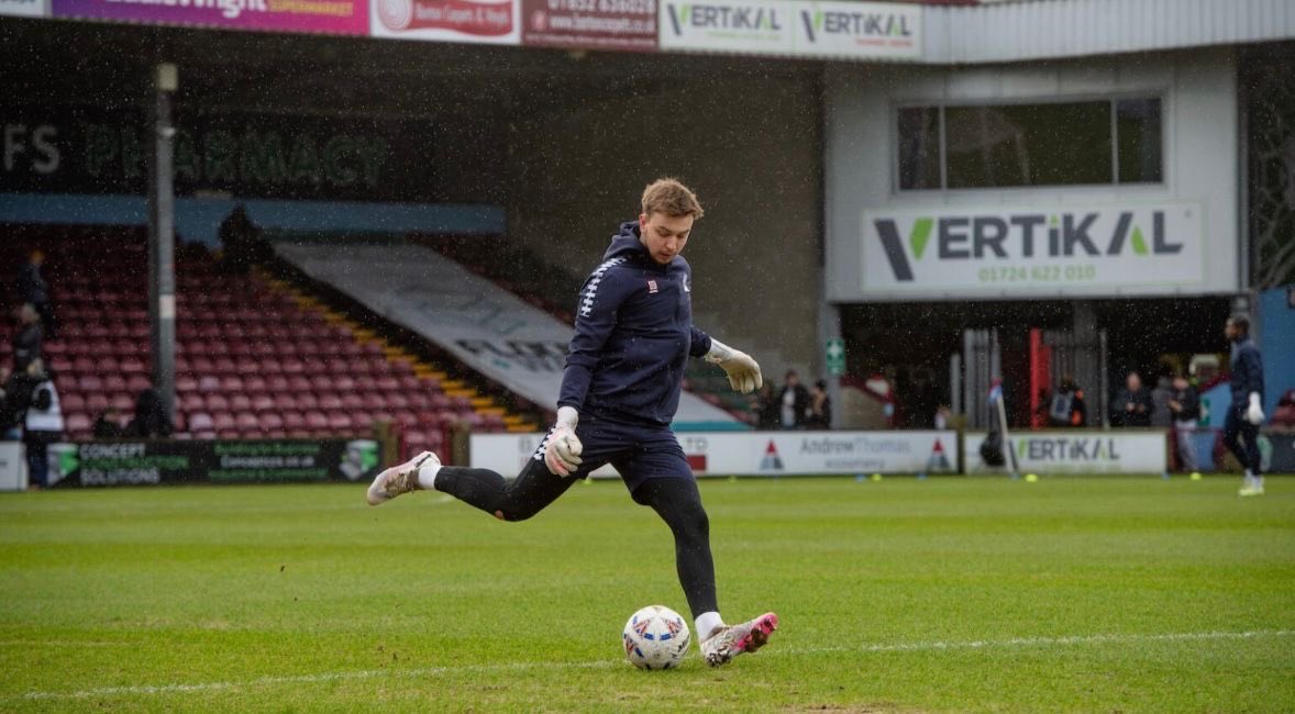 🧤 Young GK Kian Johnson back on the grass at the Attis Arena.

Scunthorpe Utd v Southend
