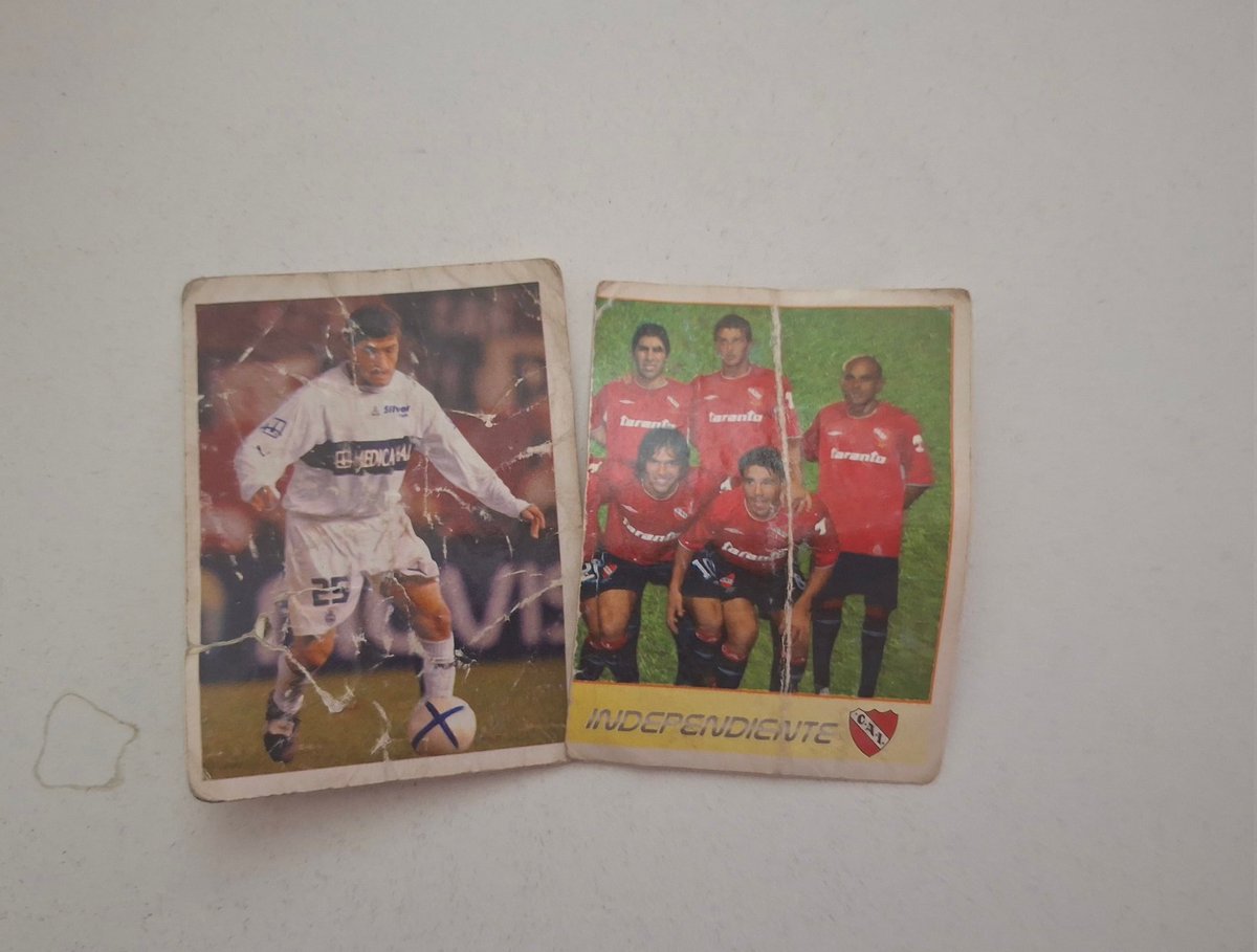 limpiando encontré unas figuritas del apertura 2007 y clausura 2005,oro puro