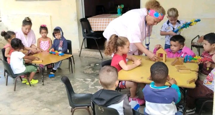 La actividad independiente en la primera infancia es el mejor legado que podemos ofrecerles para que se conviertan en adultos seguros, creativos y dueños de sus propias decisiones. #1roDeEneroDeVictorias

#EducaciónPrimeroDeEnero  #LatirAvileño <a href="/CubaMined/">MINED</a>  <a href="/AlfreMene37409/">Alfre Menendez</a>