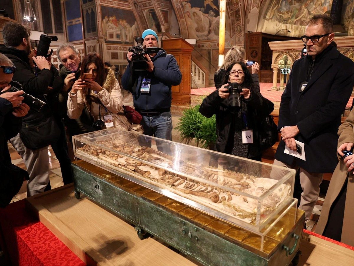 Alkimiatv's tweet image. 🙏✨ Miles de fieles viajaron hasta Italia para ver las reliquias de San Francisco de Asís por primera vez en 800 años y vivir una experiencia espiritual única 🕊️🌍 
#reliquias #SanFrancisco #devoción #historia #iglesia #católica 

alkimia.tv/2026/02/23/ven…