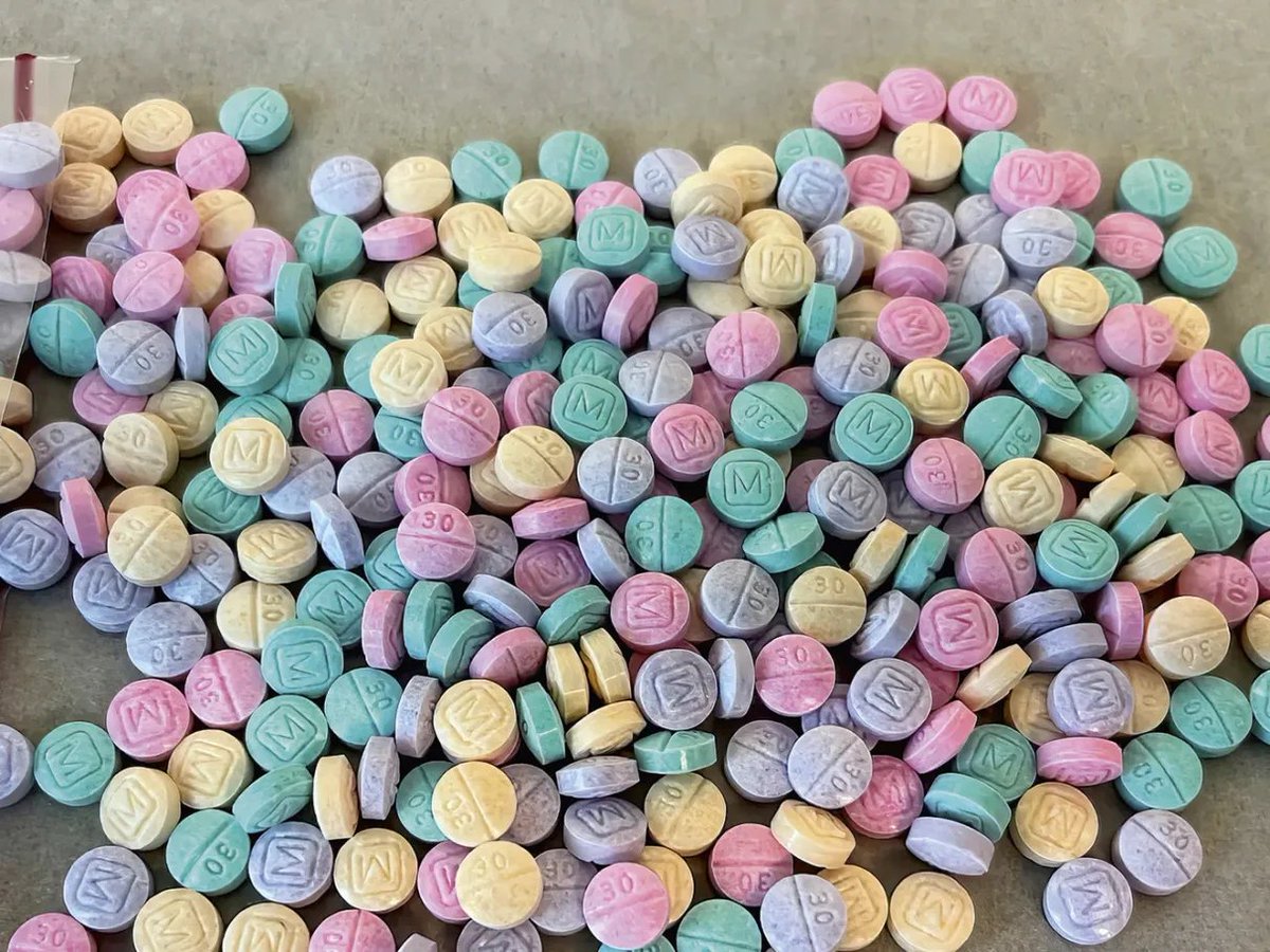 trapcit0u's tweet photo. 🚨 Venda e consumo ILEGAL de opioides cresce no Brasil entre JOVENS.

Dados de 2025 mostram que o uso de opioides no Brasil cresceu quase 9x, sem prescrição. Entre eles: codeína (Tylex), tramadol, oxicodona, morfina e fentanil.

Nos EUA (2024/25), 1,5% dos adolescentes e 2,6% dos jovens adultos relataram uso sem receita, incluindo codeína, hydrocodone e oxycodone.

Em 2026, a Organização Pan-Americana da Saúde alerta: opioides concentram a maioria das mortes por drogas nas Américas.

📰OPAS, SAMHSA, OBID, CFF