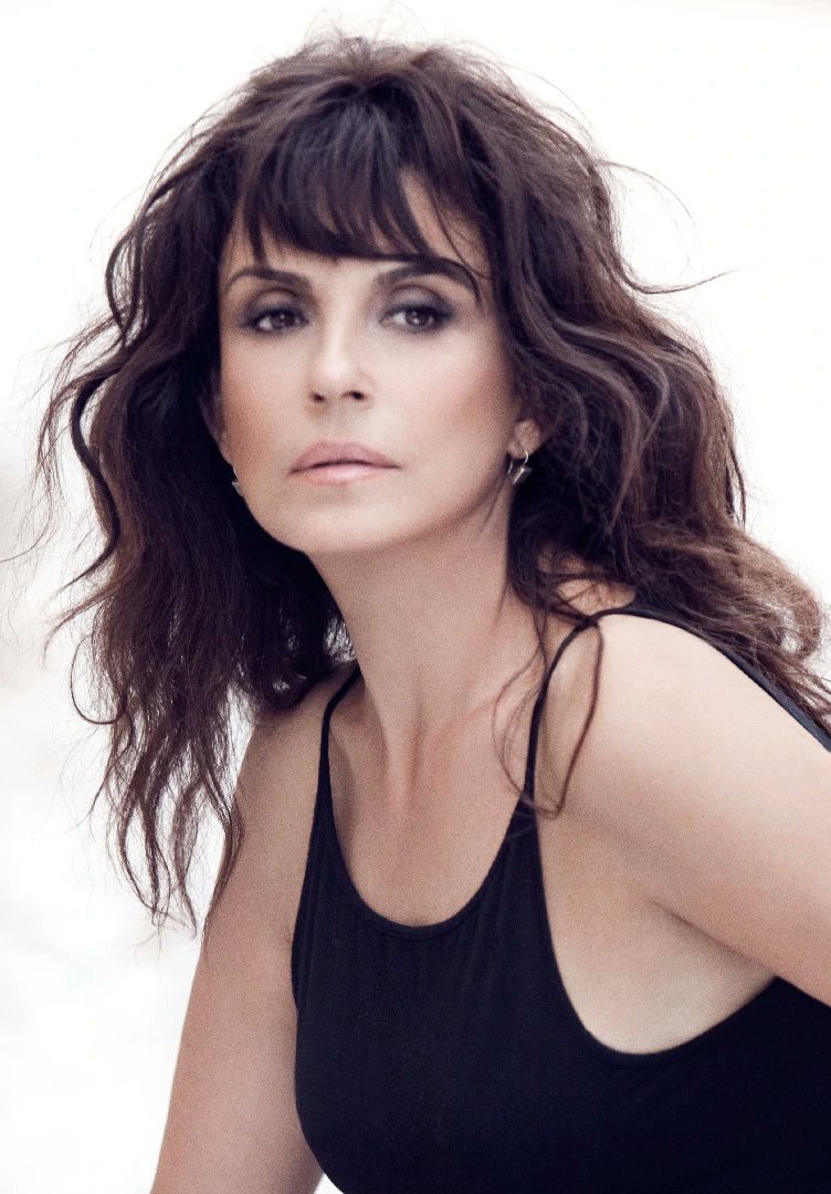 Ayşegül Aldinç; 
Durum Leyla
Alimallah 
Bir tek gördüğüm  
O kız 
Gibi kült olmuş şarkıları söyleyen 
Bir zamanların popüler gençlik dizisi "Pis Yedilinin" Esma Sultan'ı
Ve kitap yazarı 
Şunu da belirtmek isterim 60 küsür yaşını doldurmuş ve buna rağmen hala çok seksi olan kişi.