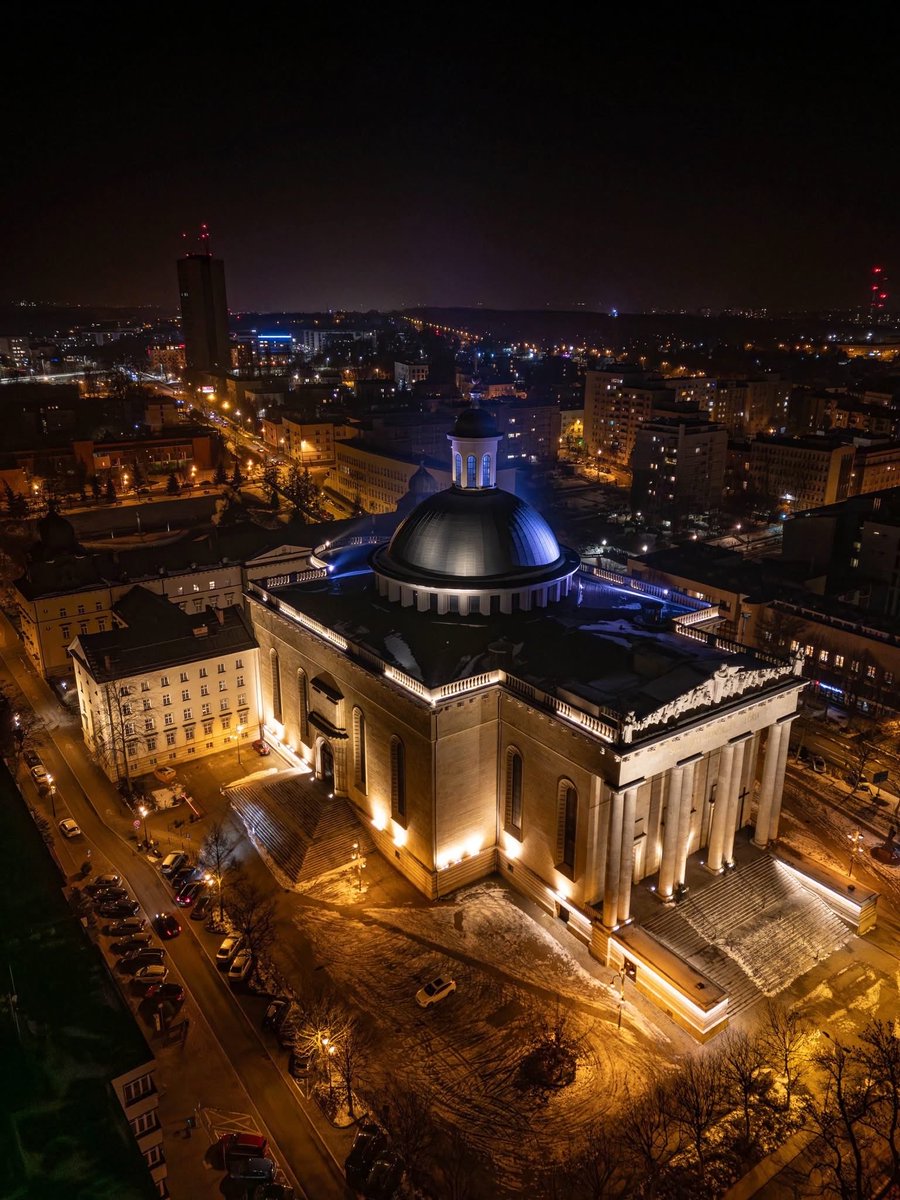 Archikatedra Chrystusa Króla wieczorem robi naprawdę ogromne wrażenie ✨

📸 Z ciastem w plecaku/Katowice w kadrze
