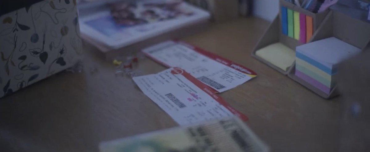 MV Story #MobileHatoBito 🍃
in #HatoBitoWatashiNoKatachi 

วันนี้จะมาเล่าพาร์ทของโมบายในเอ็มวีนี้กันนะคะ ~
สิ่งที่ทำให้หนูเสียน้ำตามากที่สุดในชีวิตของหนูคือ “การมาใช้ชีวิตในกรุงเทพคนเดียวโดยไม่มีเพื่อนอยู่ข้าง ๆ” ….

(1)