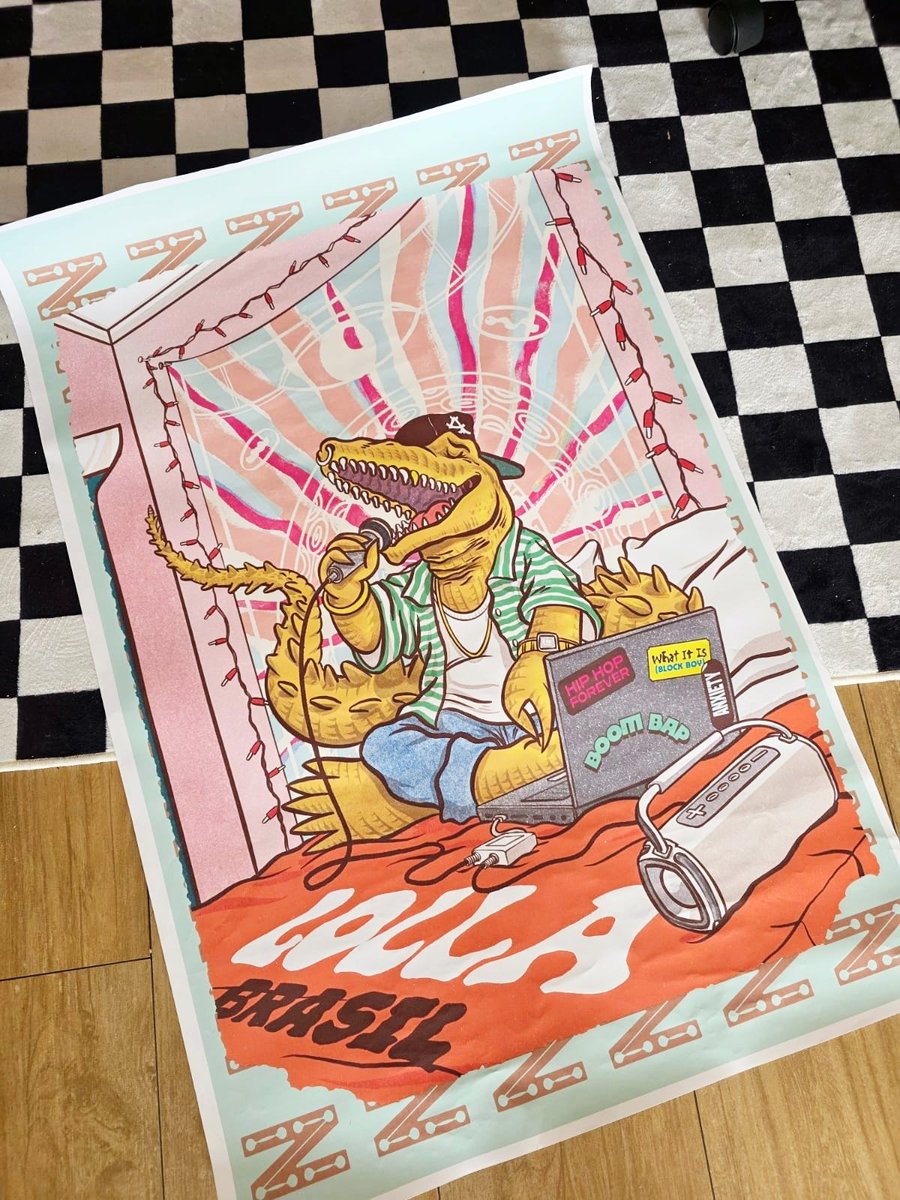 doechiibrasil's tweet photo. O pântano oficialmente invadiu o @lollapaloozabr! 🐊✨

Em parceria com o festival, temos em primeira mão o lambe-lambe oficial da Doechii que vai decorar o Autódromo. 

A arte está impecável e é um verdadeiro "quem sabe, sabe": tem a tag de Anxiety na lateral, o jacaré centralizado e aquele notebook cheio de história com adesivos de Boom Bap e What It Is.