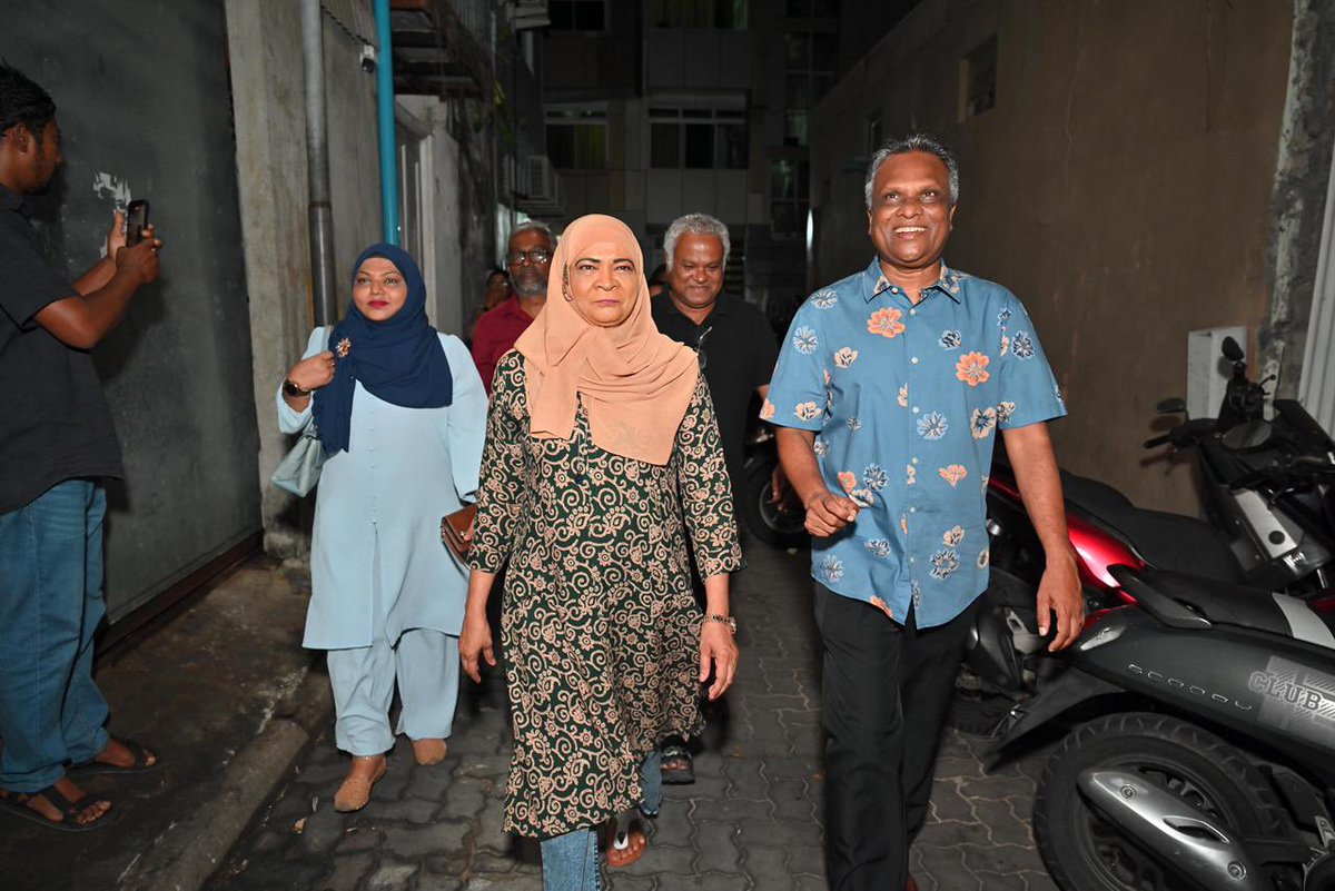 kudey_a's tweet image. ހެންވޭރު އުތުރު ދާއިރާގައި ކެންޕެއިން ދޮރަށް ދޮރަށް ހިންގެވުން ކުރިއަށްދަނީ. 
@adamazim @fathimath_lai @reesha_a 
#HeyvallaThayyaru 
#GearUp
#LCE2026
#WDC2026
#VoteMDP