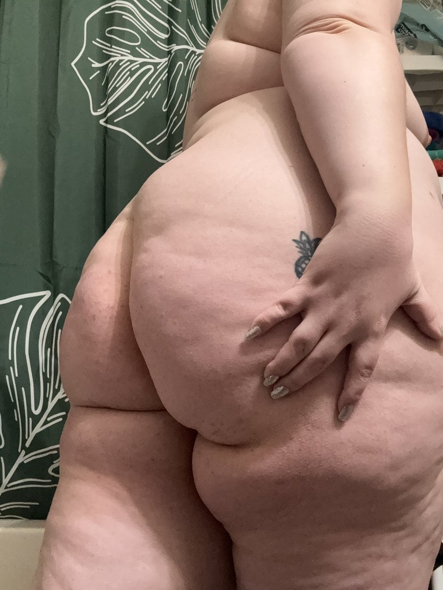 BlakeUnhinged's tweet photo. i’m getting fatshamed on facebook dot com so i’m coming to twitter where yall love me and get the better pictures anyway https://t.co/IQIWWg9AnS