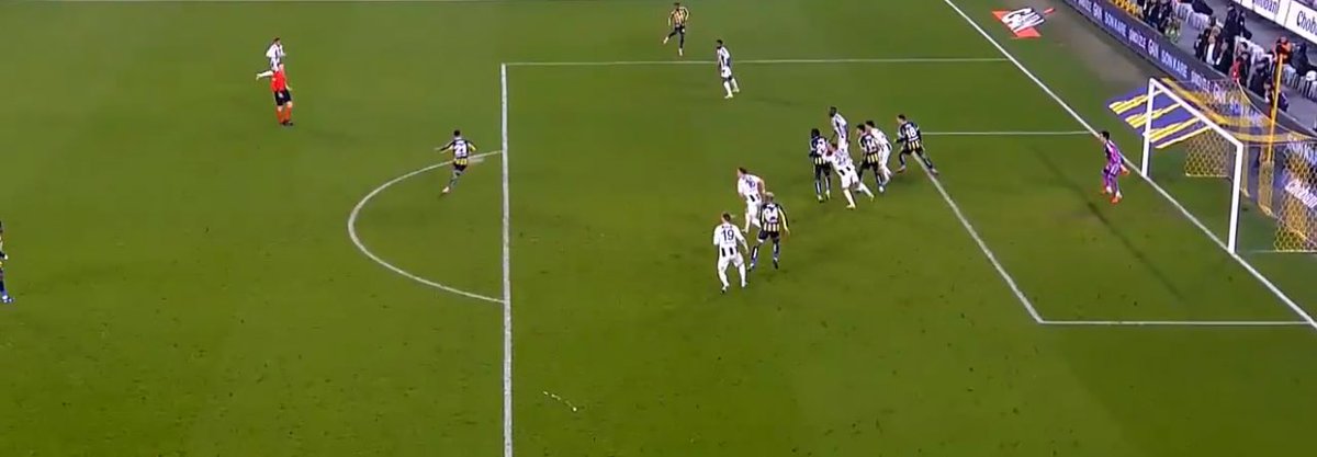 Mert ofsayt pozisyonda ve kalecinin topu görmesini engelliyor. Ne hakem gördü ne VAR uyarmak istedi. Allah sizi bildiği gibi yapsın. Sevdiklerinizden çıksın inşallah.