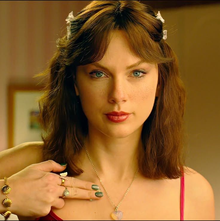 Taylor Swift é a artista com o MAIOR número de #1 na Hot 100 nesta década (9).