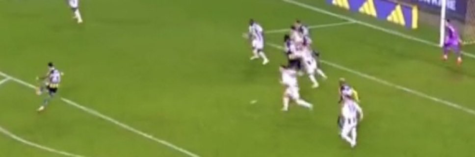 Asensio, topa vurduğunda Mert Müldür ofsayt pozisyonunda kalecinin açısını kapatıyor. 

Galatasaray'a özel uygulanan kural Fenerbahçe için geçerli olmadı. #fbvksp