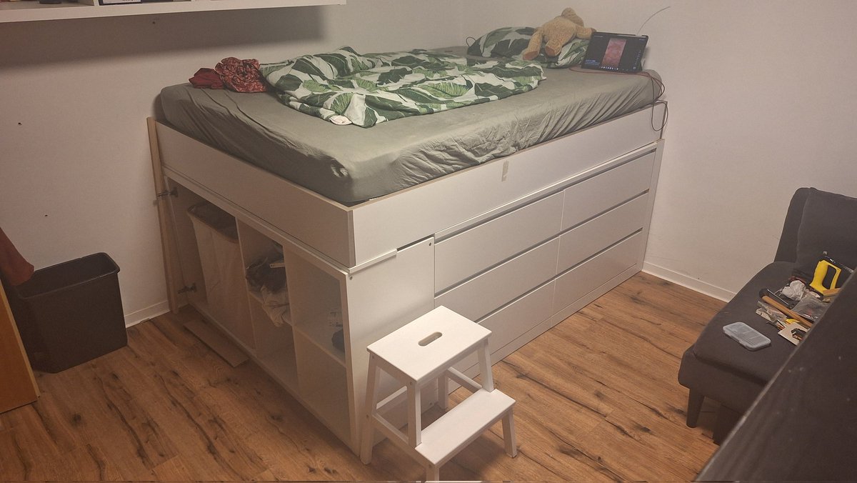 blumenmedchen's tweet photo. @MamaMammut Ich habe eine Stauraumbett Mithilfe von IKEA Möbeln gebaut.

Dieses misst 140x200.
Es kann aber auch schmaler geplant werden.

Die Oberkante der Matratze ist auf etwa 1m Höhe. https://t.co/zyxXfzc4Xb