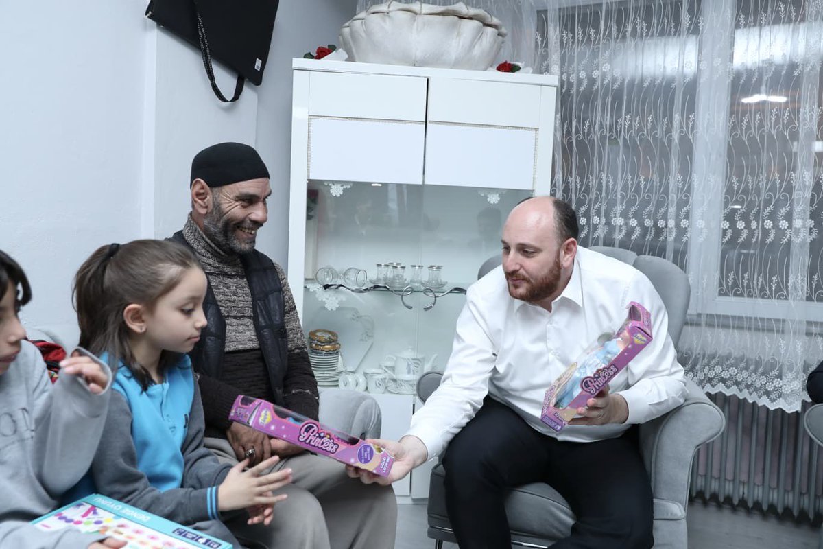 Teşkilat başkanımız <a href="/abuyukgumus/">Ahmet Büyükgümüş</a> ile birlikte Demir ailemizin gönül sofrasına misafir olduk.İftarın bereketini,huzurunu ve aynı duaya “âmin” demenin güzelliğini birlikte yaşadık.

Rabbim hanelerinden muhabbeti, sofralarından bereketi eksik etmesin.