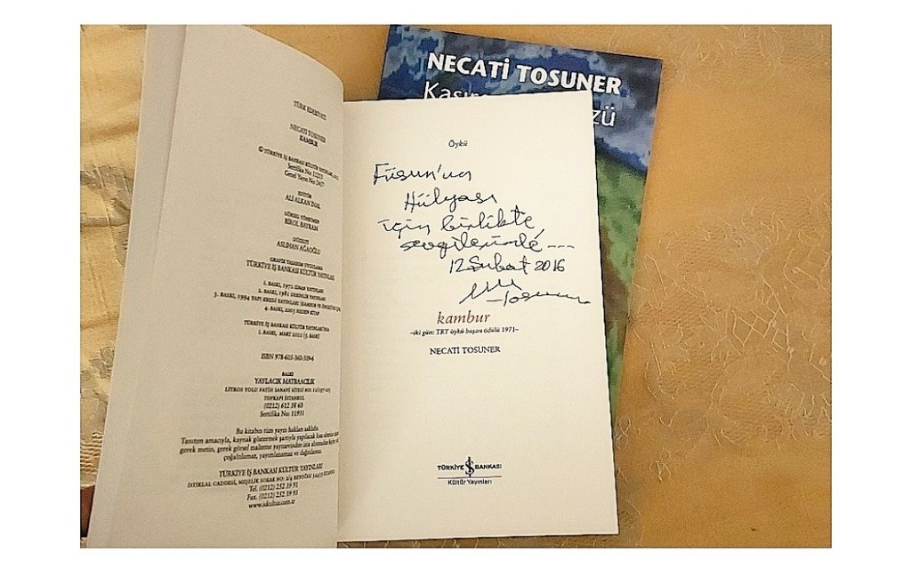 Yıl 2016. İzmir Öykü Günleri'nin onur konuğu değerli Necati Tosuner. Kaleminin izinde dopdolu iki gün. Bir ara kendisini küçük bir toplulukla yakalamış elimde kitaplarıyla bir köşede bekliyordum, görünce sohbetini yarıda kesip gülümseyerek yaklaşmasını hatırlıyorum. Huzurla.