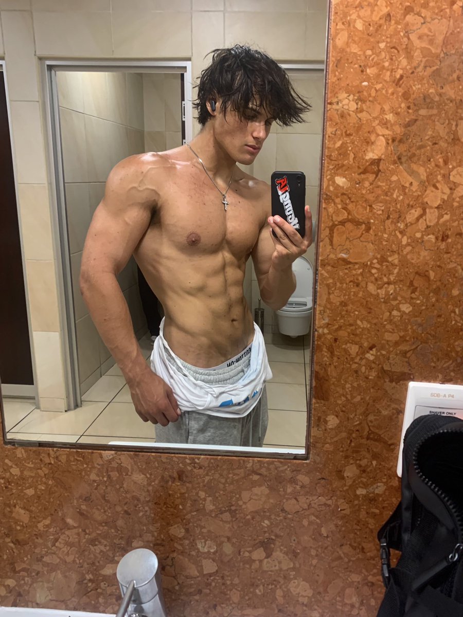 Alec tweet media