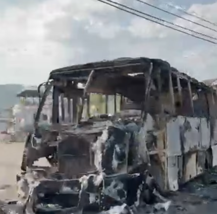 👥💥Habitantes de Puerto Vallarta despertaron de la pesadilla: un día después de la muerte de 'El Mencho', vecinos salieron a las calles para buscar víveres  y ver cómo quedó la ciudad, epicentro de los narcobloqueos tras el operativo contra el líder del CJNG 🚨