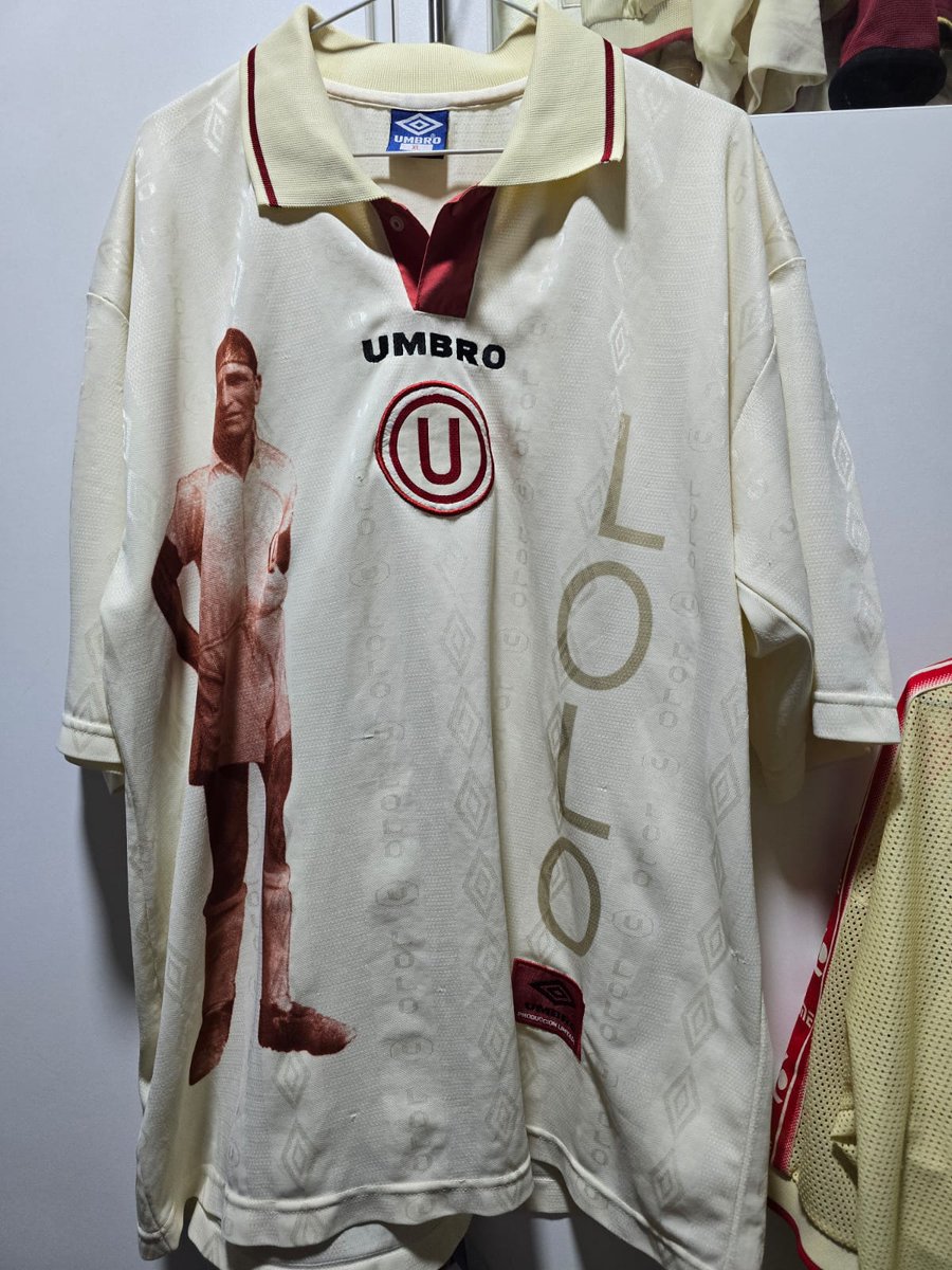 ¡VENTA O CAMBIO! 
Camiseta Universitario 
Edición Lolo 1997 
Talla XL 8.5/10
S/850 Negociable
Acepto cambios o camisetas en parte de pago.