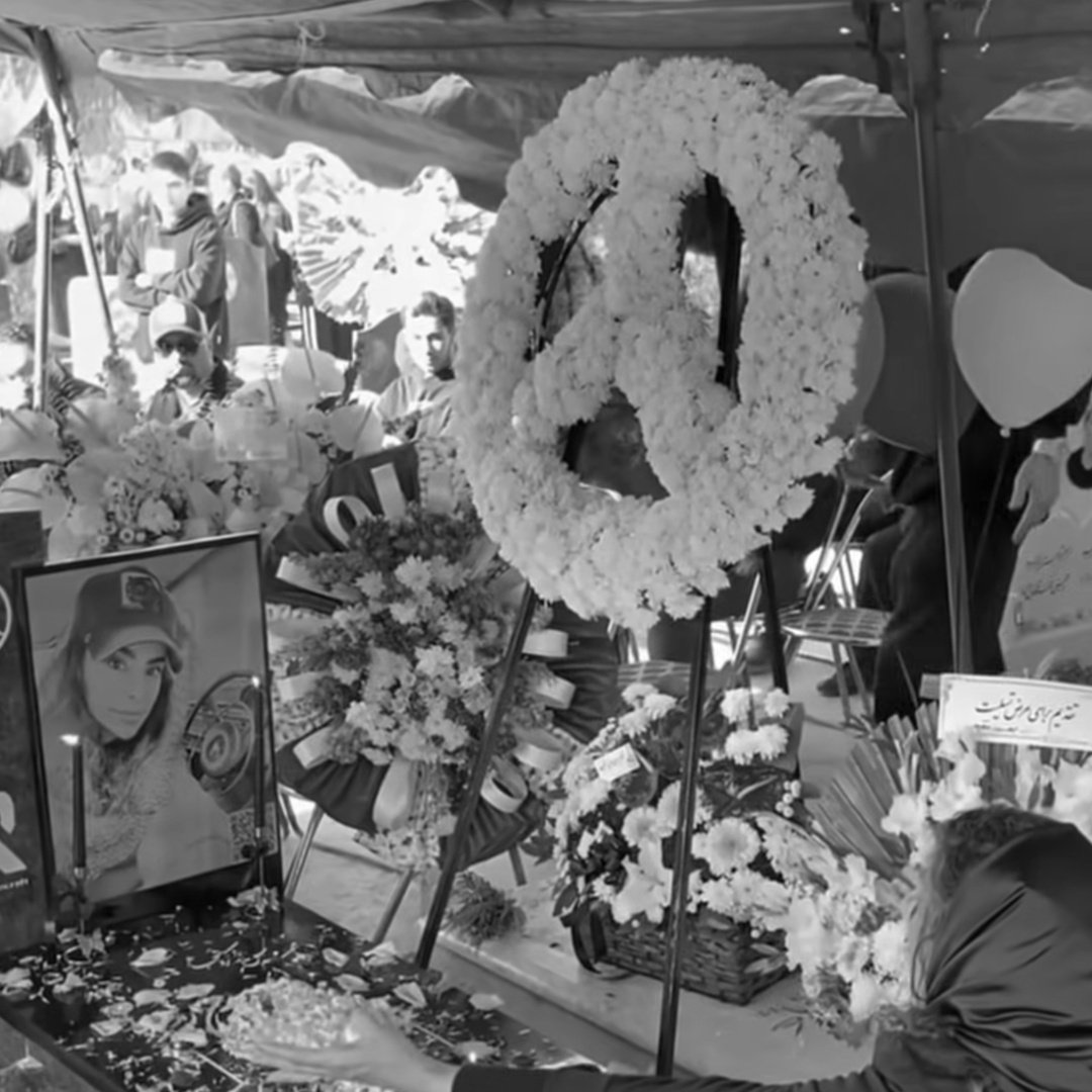 Mojtabapacino's tweet photo. @MercedesBenz 
Her name was Rozita. She was 33 years old.
She was a mechanic who worked on classic Mercedes-Benz cars in Iran.
The Islamic regime shot her with live ammunition.

She kept your engines alive.
Now you keep her memory alive...
#Rozita https://t.co/x36bJctLVX