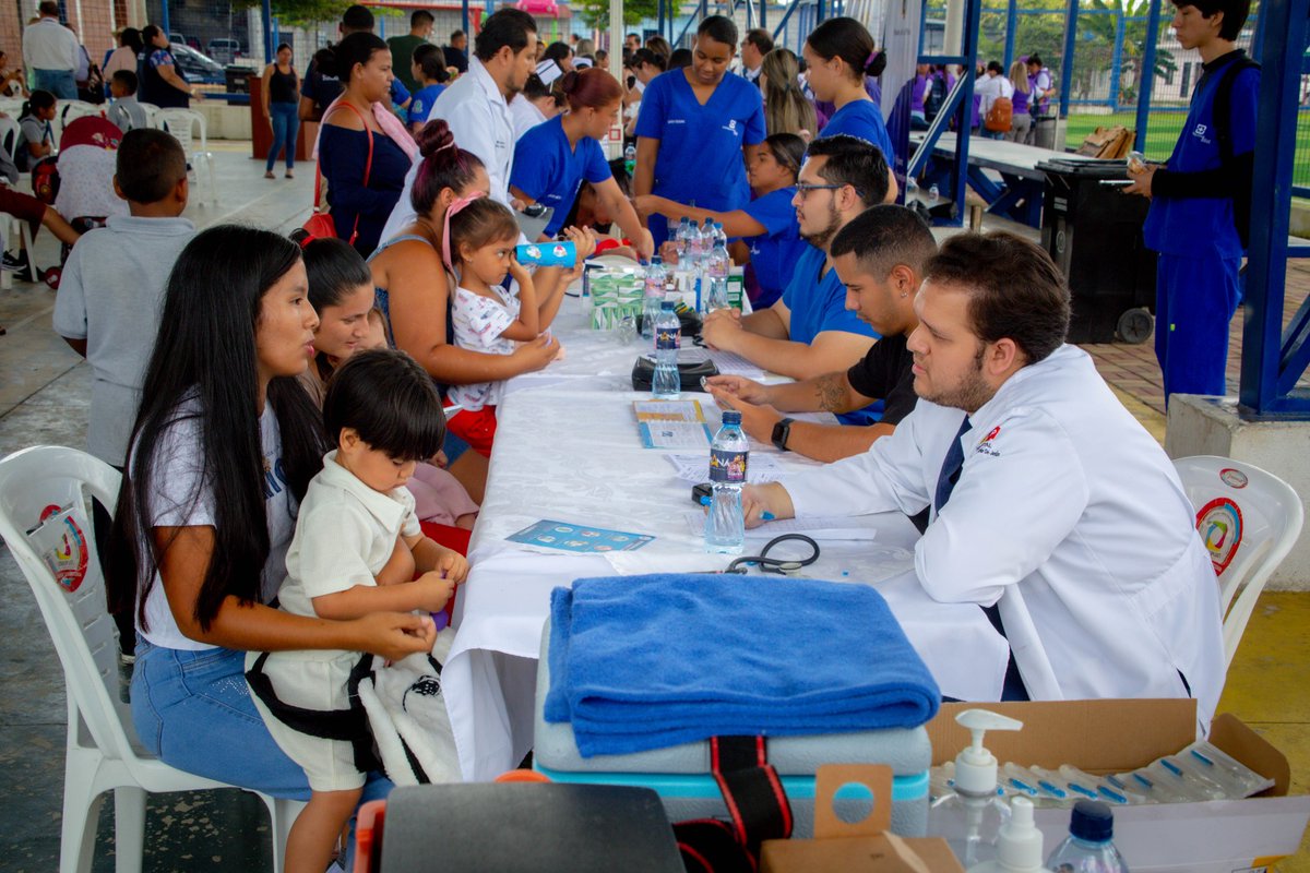 La actividad contó además con stands de atención médica general, control del niño sano, vacunación del esquema regular y la entrega de ayudas técnicas.