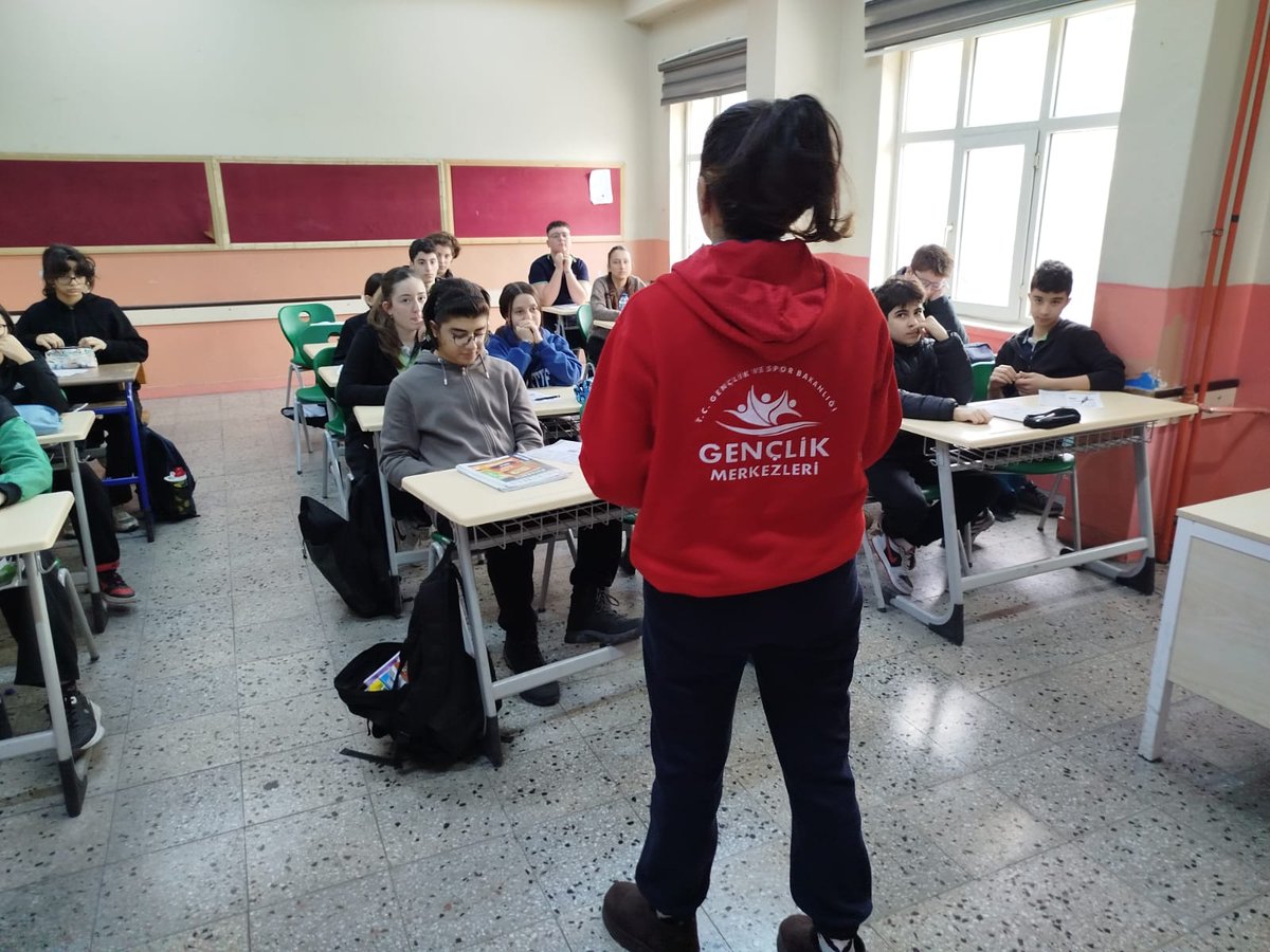 İnönü Ortaokulu öğrencilerini ziyaret ederek Deneyap atölyeleri hakkında bilgi verdik.