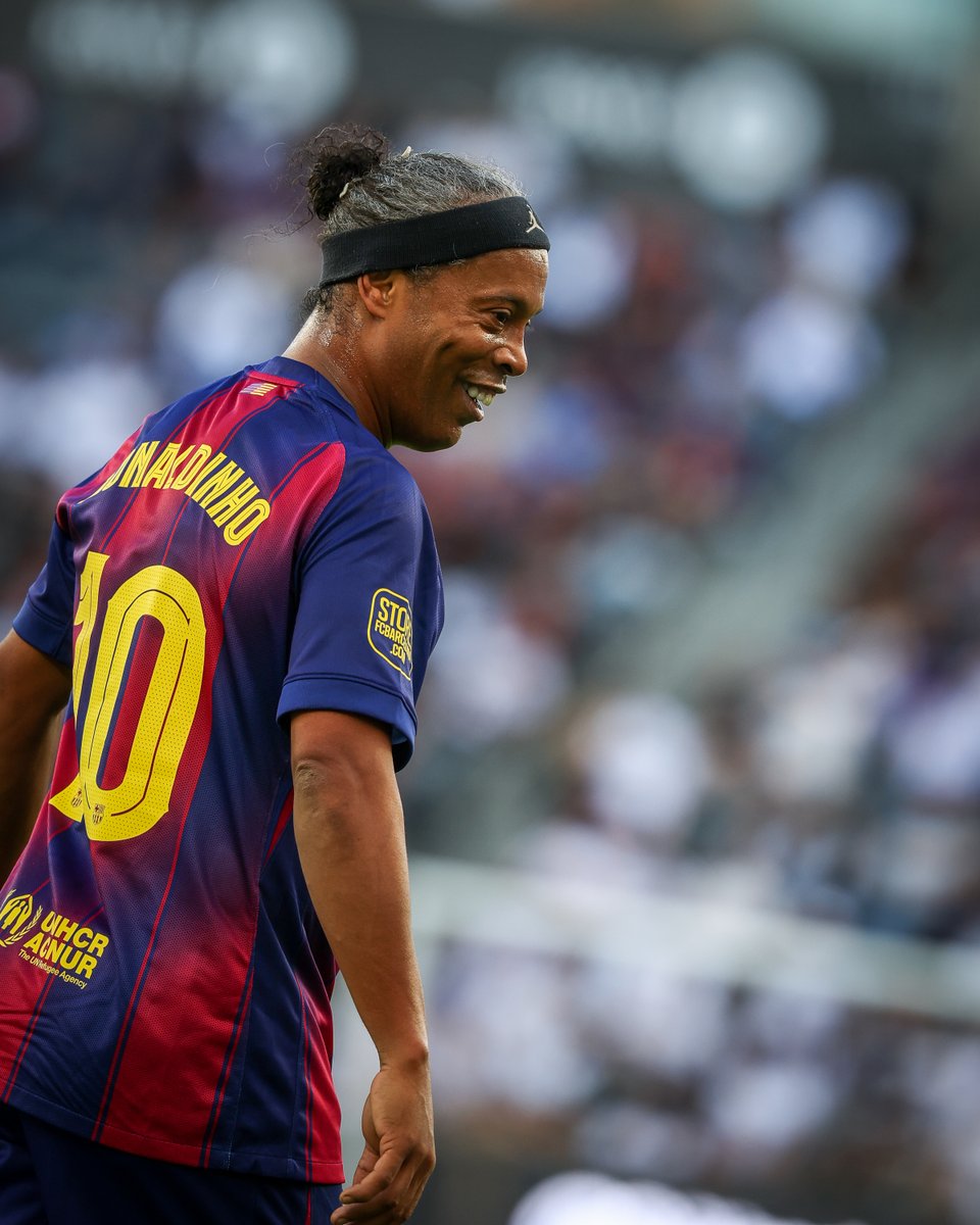 FCBarcelona_es's tweet photo. La sonrisa de Ronnie con los Barça Legends 🇧🇷🤙 https://t.co/Z4fcCGkGrM