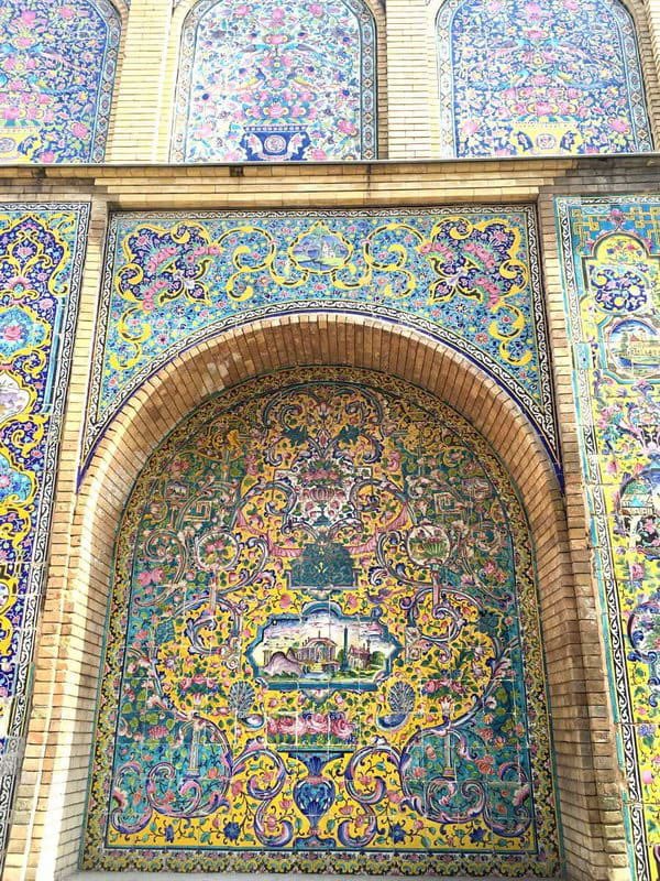 #رابطة_عشاق_العطور 

ايقونة اليوم هو أحد تُحف دار تاور السويسرية ..
تم استلهام العطر من زيارة أندي تاور لمُتحف اللوفر في باريس لجناح الأمبراطورية الفارسية ، مما ألهمه لاستكشاف قصر جولستان في طهران ، المعروف أيضًا باسم “حديقة الزهور”، والذي يعود للقرن السادس عشر ، والتي تم نقش