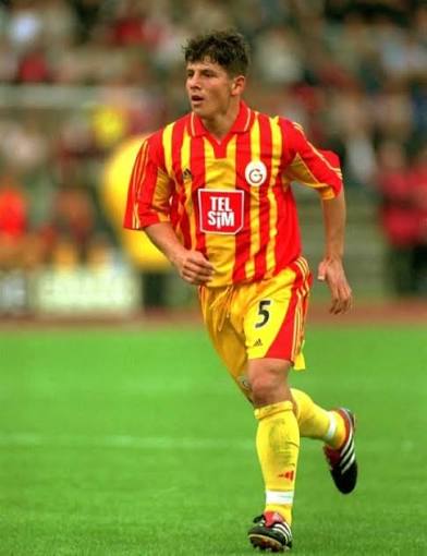 Emre Belözoğlu'na Fenerbahçe'nin evladı diyenin anasını avradını götten sikerim! Son hafta çok sevdiği galatasarayına domalır 5 6 tane golünü yer ve yine şampiyon yapar onları. IBFK'da 7 yedigi gibi.