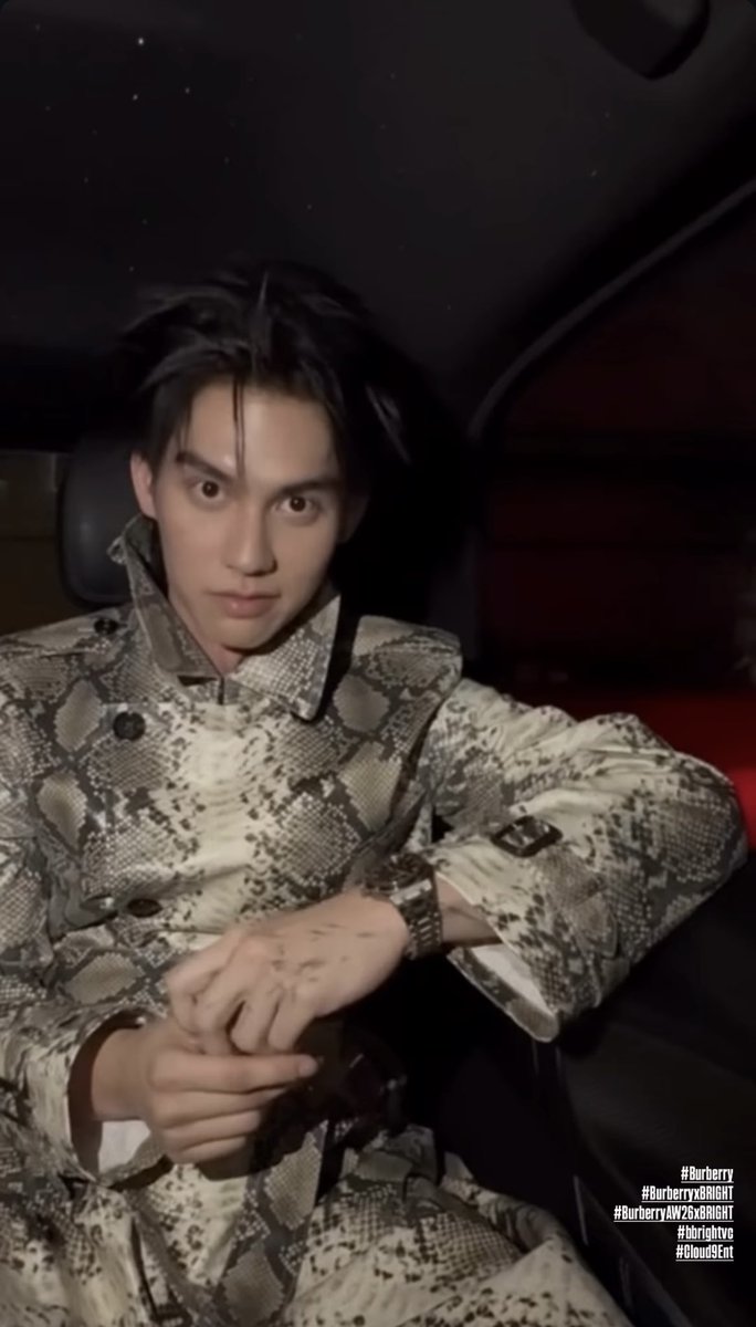 ถ้าจะจ้องกันแบบนี้ ฉกชั้นเล้ยยยย พ่องูหลาม!!! 🐍🫠

BRIGHT LFW 2026
#BurberryAW26xBRIGHT
#Burberry
#BurberryxBRIGHT
#bbrightvc